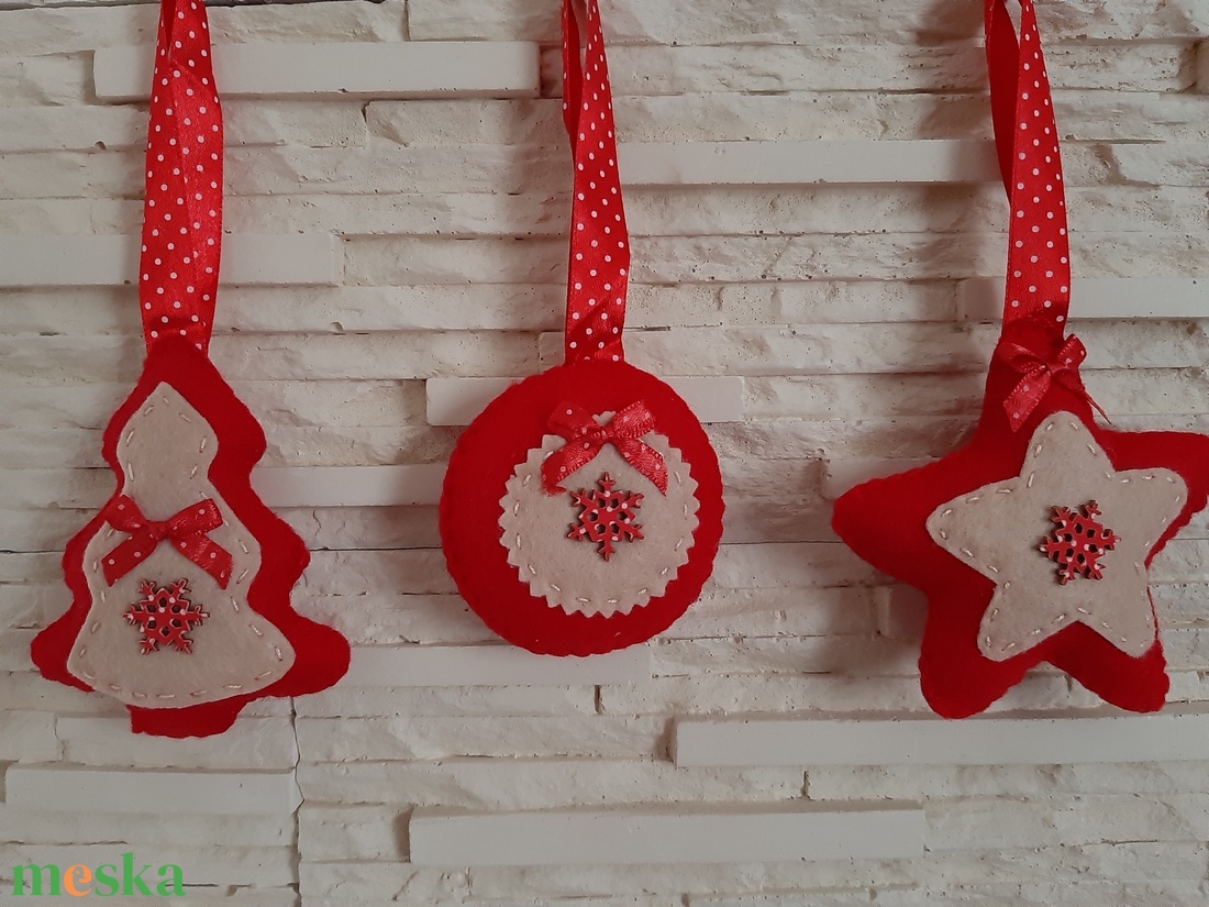 Filc karácsonyi dísz szett - pirosban, hópehellyel - karácsony - karácsonyi lakásdekoráció - karácsonyfadíszek - Meska.hu