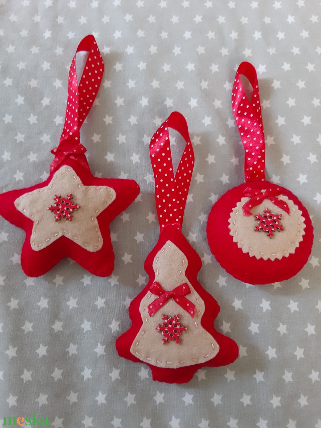 Filc karácsonyi dísz szett - pirosban, hópehellyel - karácsony - karácsonyi lakásdekoráció - karácsonyfadíszek - Meska.hu