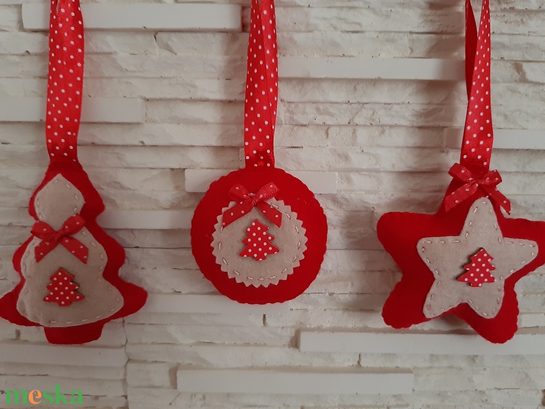 Filc karácsonyi dísz szett - pirosban, fenyőfával - karácsony - karácsonyi lakásdekoráció - karácsonyfadíszek - Meska.hu