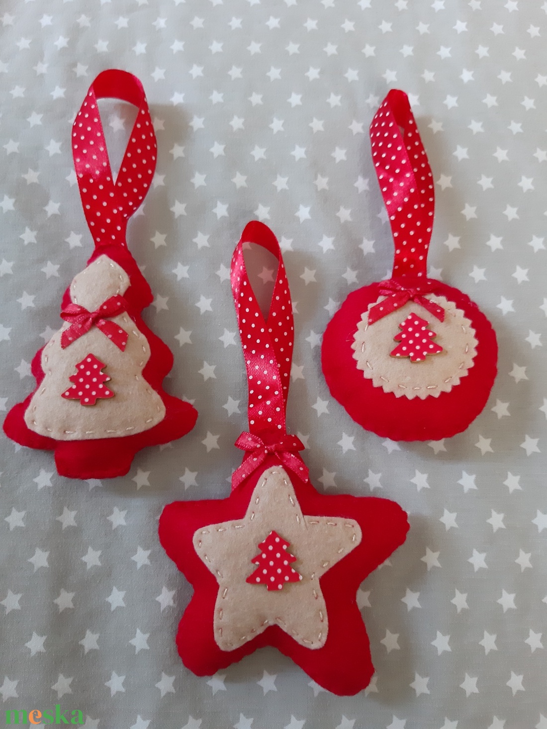 Filc karácsonyi dísz szett - pirosban, fenyőfával - karácsony - karácsonyi lakásdekoráció - karácsonyfadíszek - Meska.hu