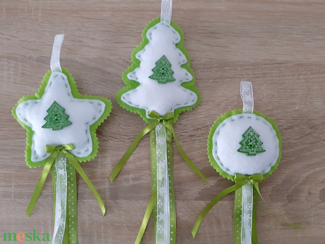 Filc téli trió - világoszöld, fenyőfás szett, hópelyhes szalaggal - karácsony - karácsonyi lakásdekoráció - karácsonyfadíszek - Meska.hu