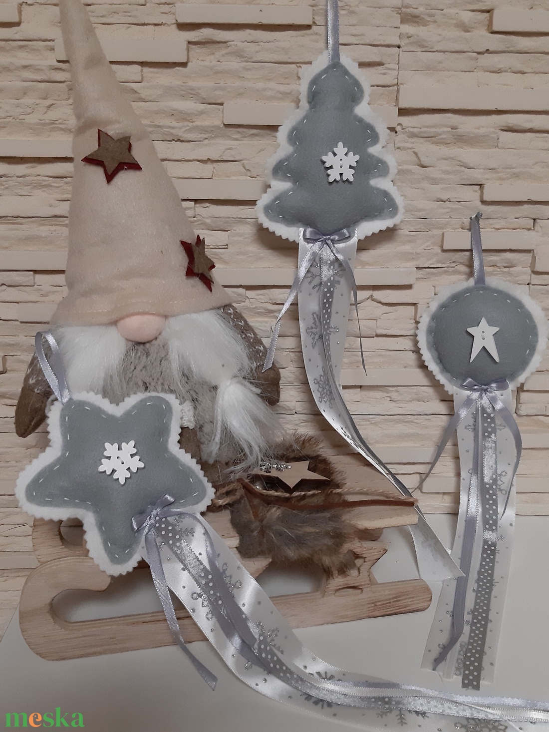 Filc téli trió - szürke, hópelyhes szett, ezüst hópelyhes szalaggal - karácsony - karácsonyi lakásdekoráció - karácsonyfadíszek - Meska.hu