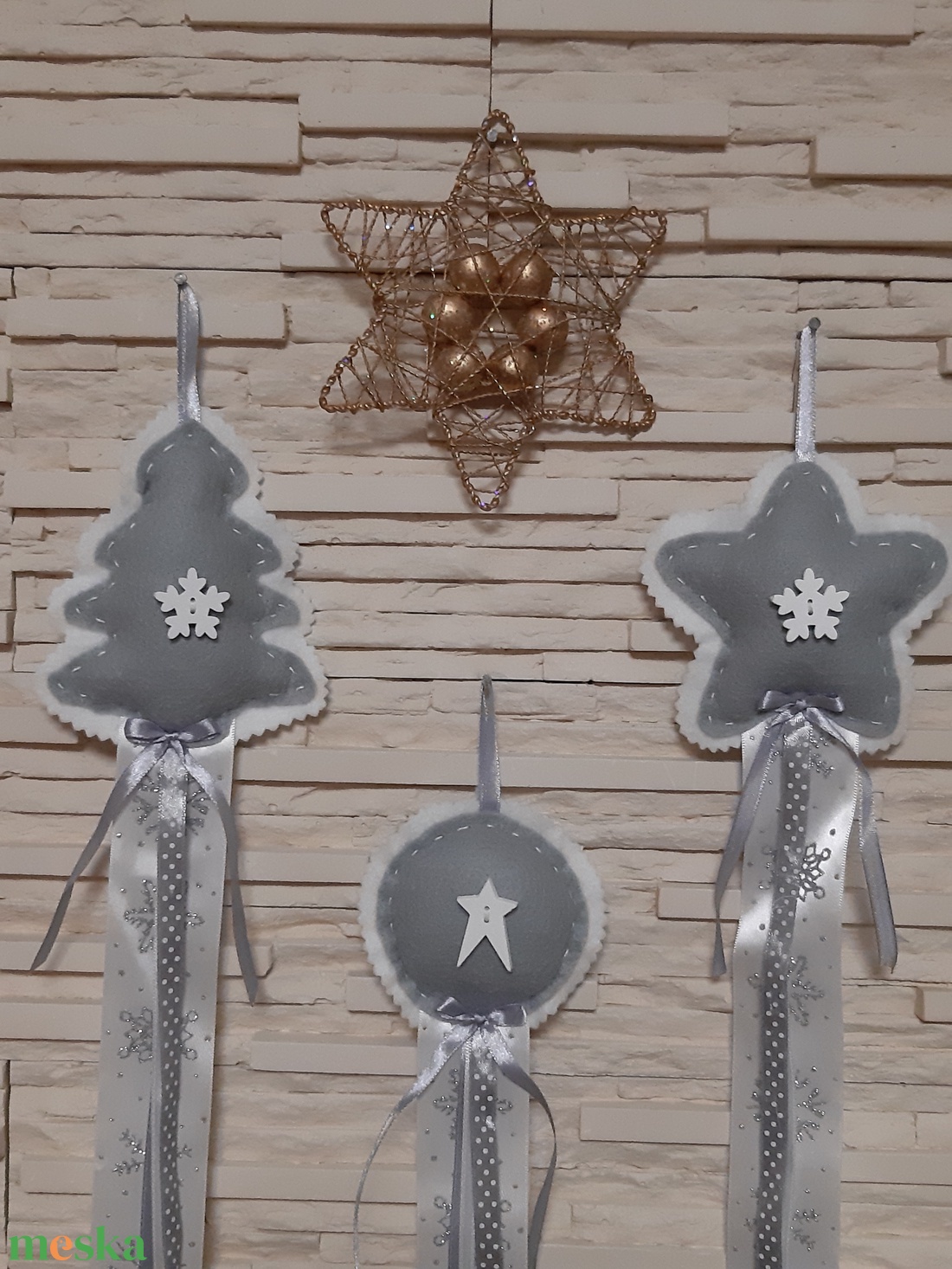 Filc téli trió - szürke, hópelyhes szett, ezüst hópelyhes szalaggal - karácsony - karácsonyi lakásdekoráció - karácsonyfadíszek - Meska.hu