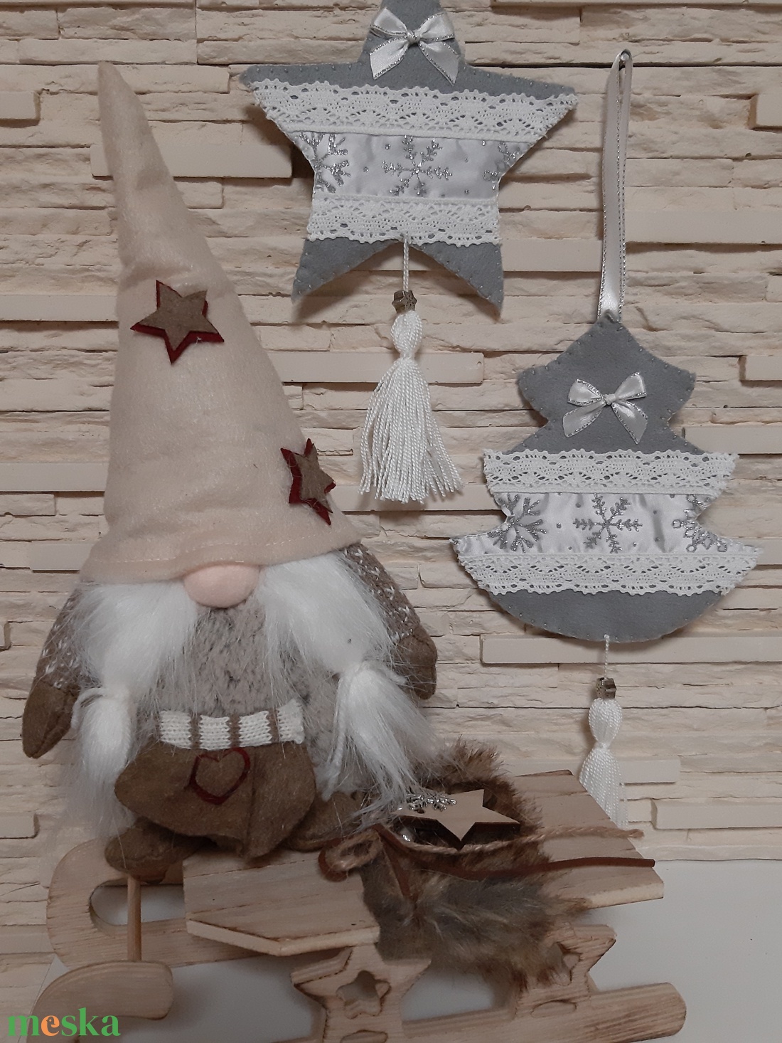 Filc téli duó - szürke és fehér színvilágban, hópelyhekkel - karácsony - karácsonyi lakásdekoráció - karácsonyfadíszek - Meska.hu