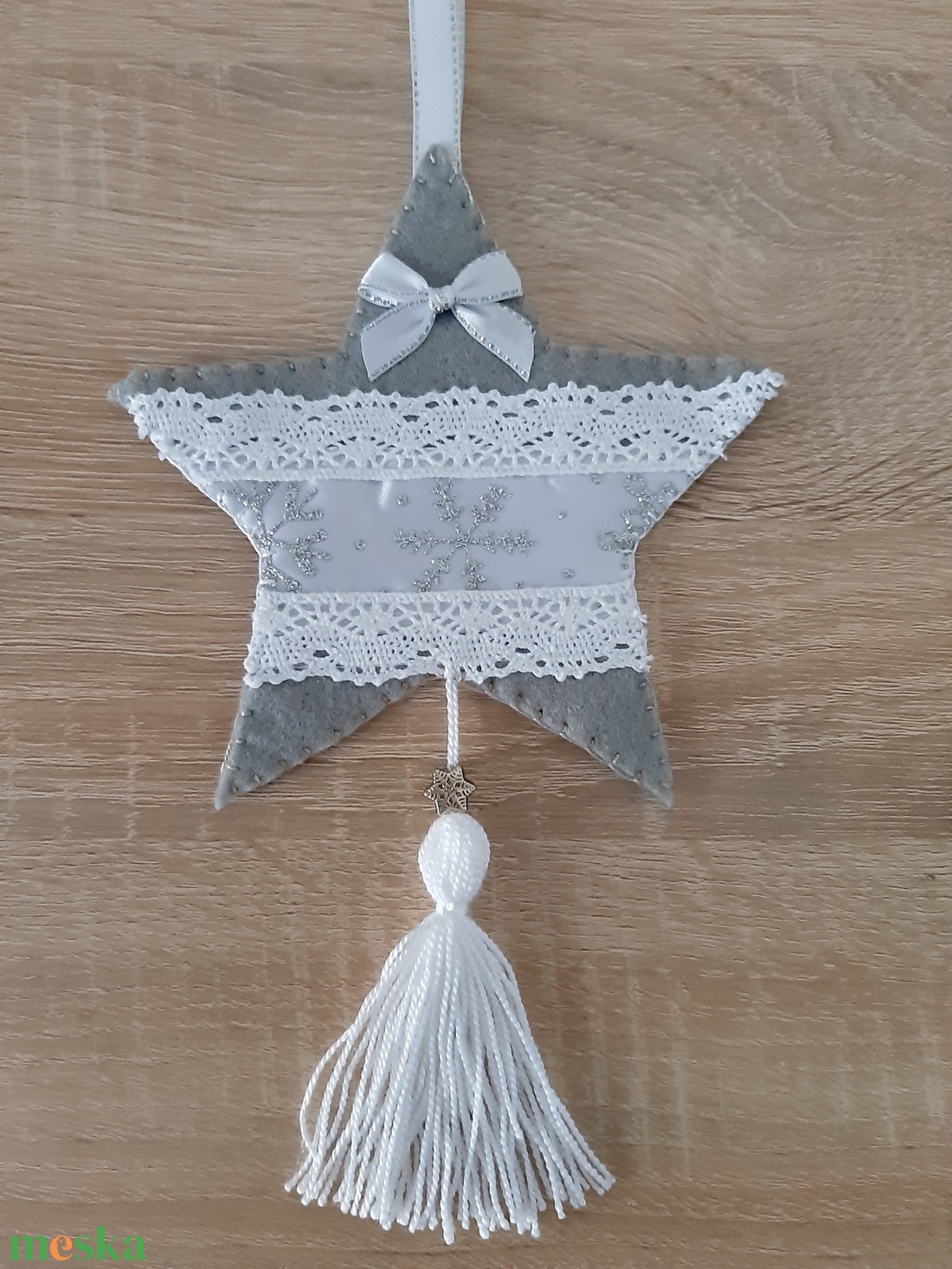 Filc téli duó - szürke és fehér színvilágban, hópelyhekkel - karácsony - karácsonyi lakásdekoráció - karácsonyfadíszek - Meska.hu