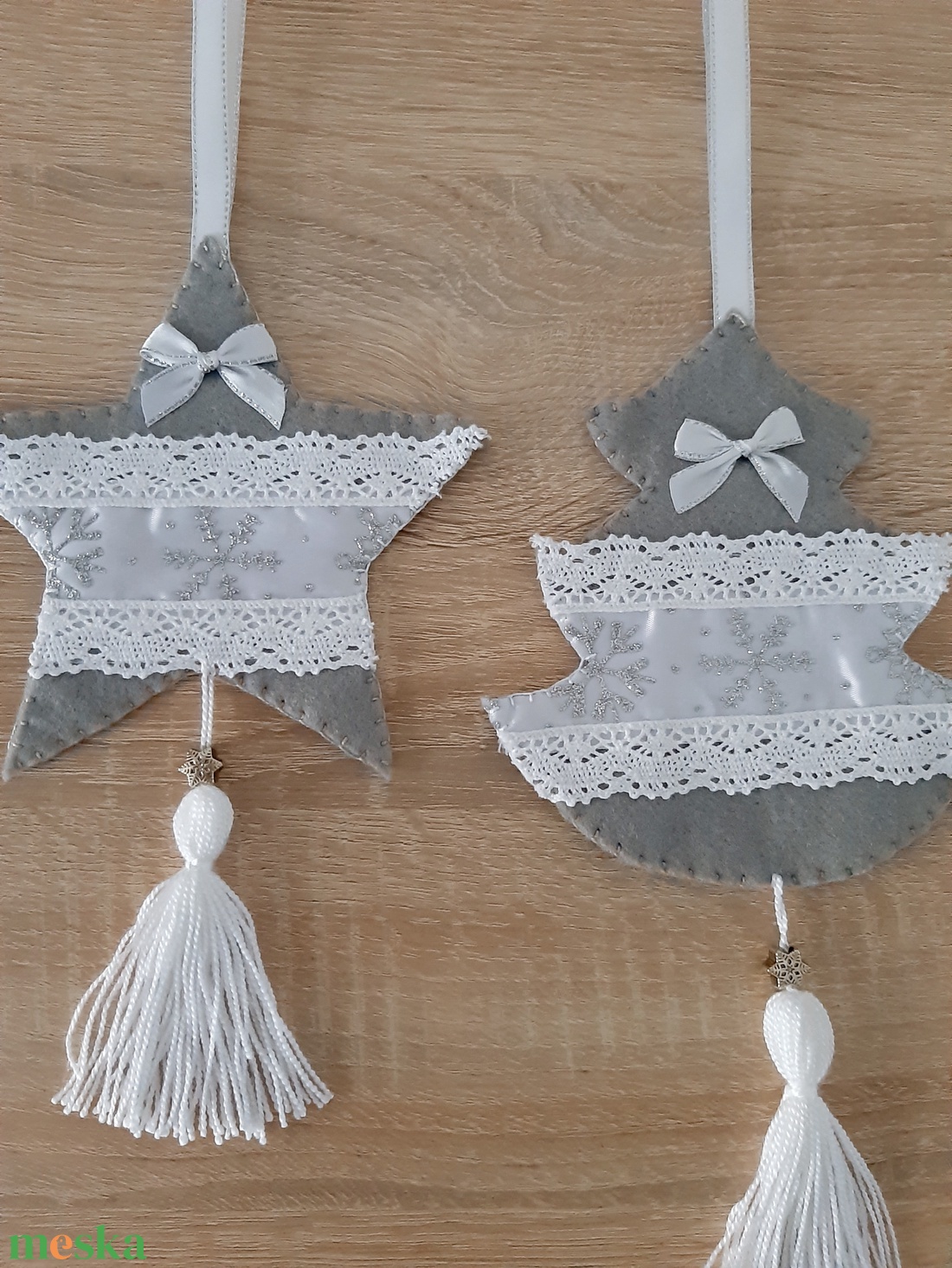 Filc téli duó - szürke és fehér színvilágban, hópelyhekkel - karácsony - karácsonyi lakásdekoráció - karácsonyfadíszek - Meska.hu