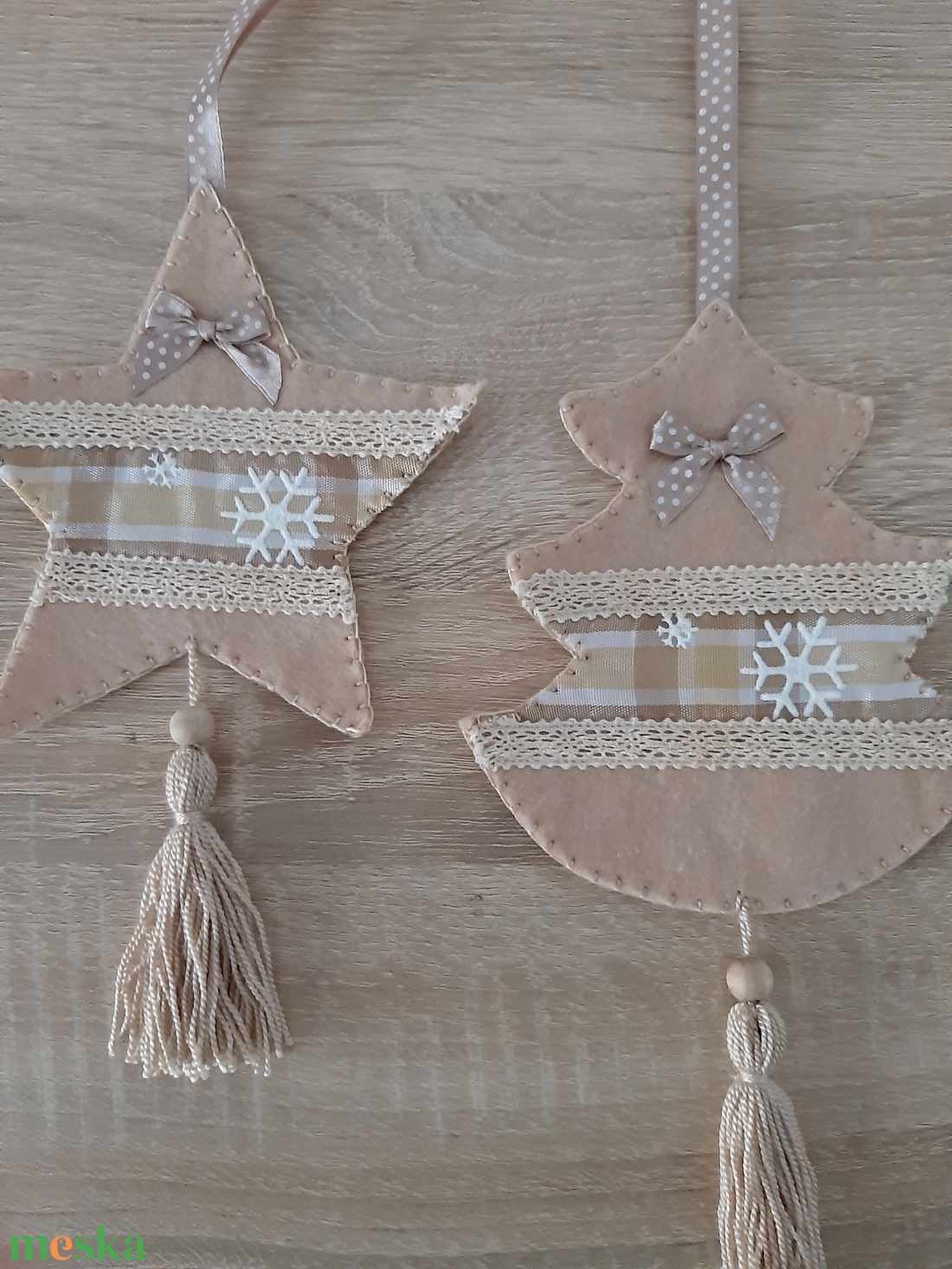Filc téli duó - világosbarna színvilágban, hópelyhekkel - karácsony - karácsonyi lakásdekoráció - karácsonyfadíszek - Meska.hu