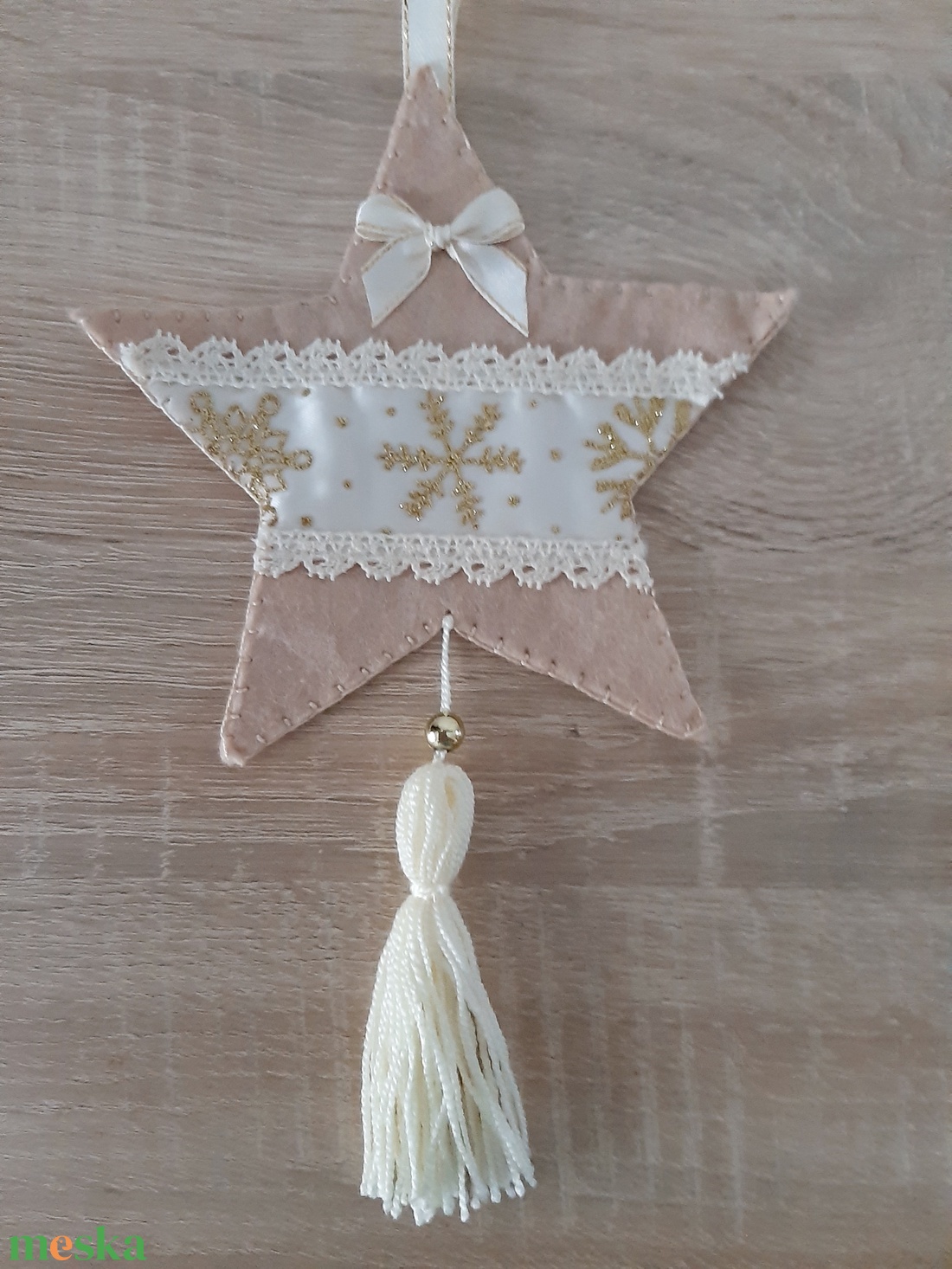 Filc téli duó - bézs és barna színvilágban, arany hópelyhekkel - karácsony - karácsonyi lakásdekoráció - karácsonyfadíszek - Meska.hu