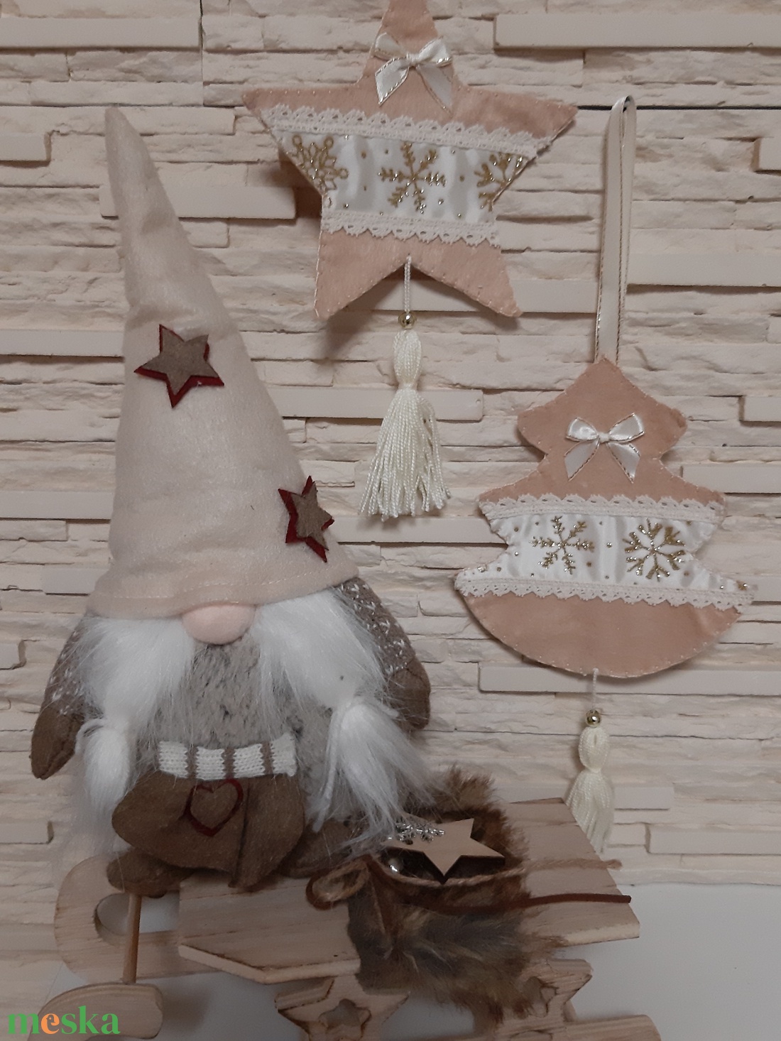 Filc téli duó - bézs és barna színvilágban, arany hópelyhekkel - karácsony - karácsonyi lakásdekoráció - karácsonyfadíszek - Meska.hu