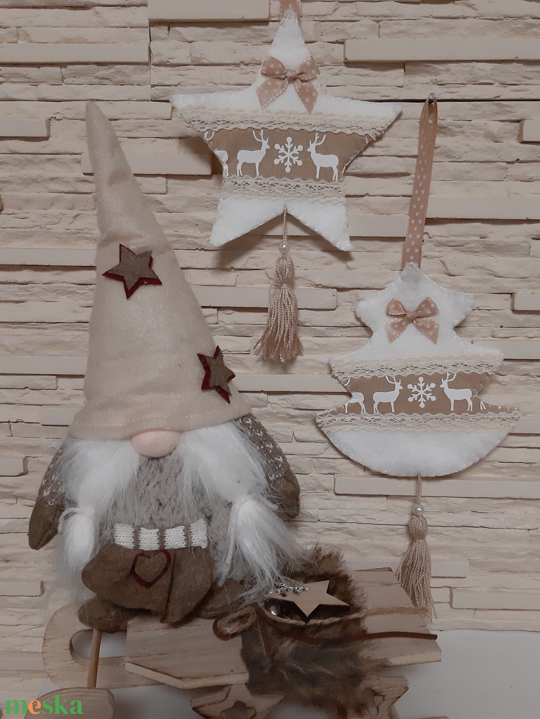 Filc téli duó - fehér és világosbarna színvilágban, rénszarvasokkal - karácsony - karácsonyi lakásdekoráció - karácsonyfadíszek - Meska.hu
