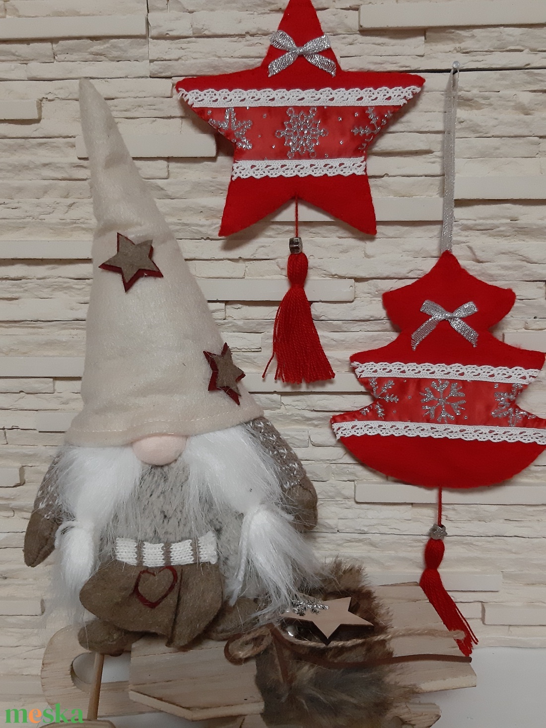 Filc téli duó - piros és fehér színvilágban, ezüst hópelyhekkel - karácsony - karácsonyi lakásdekoráció - karácsonyfadíszek - Meska.hu