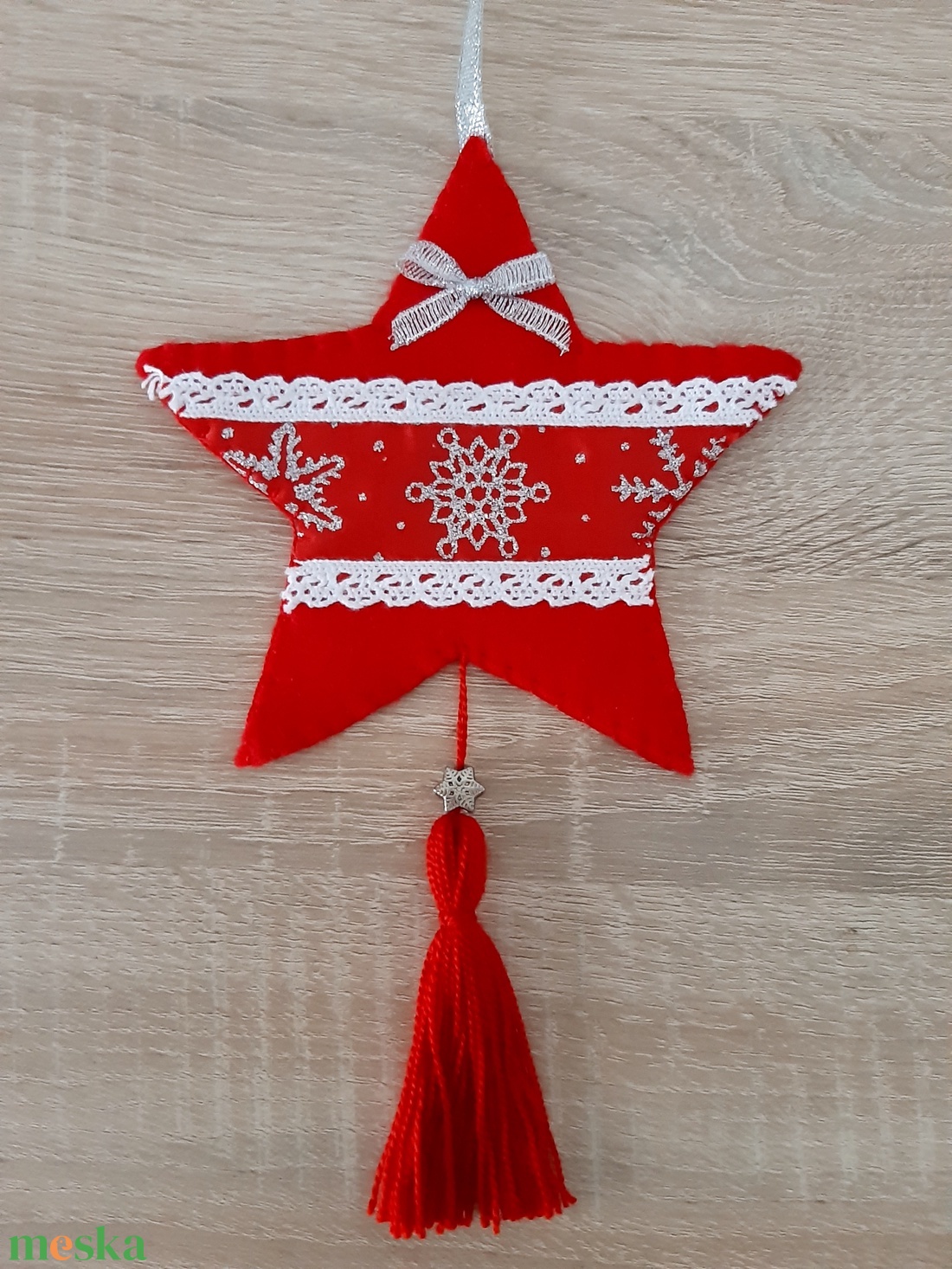 Filc téli duó - piros és fehér színvilágban, ezüst hópelyhekkel - karácsony - karácsonyi lakásdekoráció - karácsonyfadíszek - Meska.hu