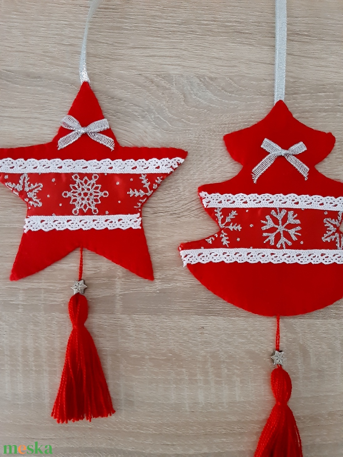 Filc téli duó - piros és fehér színvilágban, ezüst hópelyhekkel - karácsony - karácsonyi lakásdekoráció - karácsonyfadíszek - Meska.hu