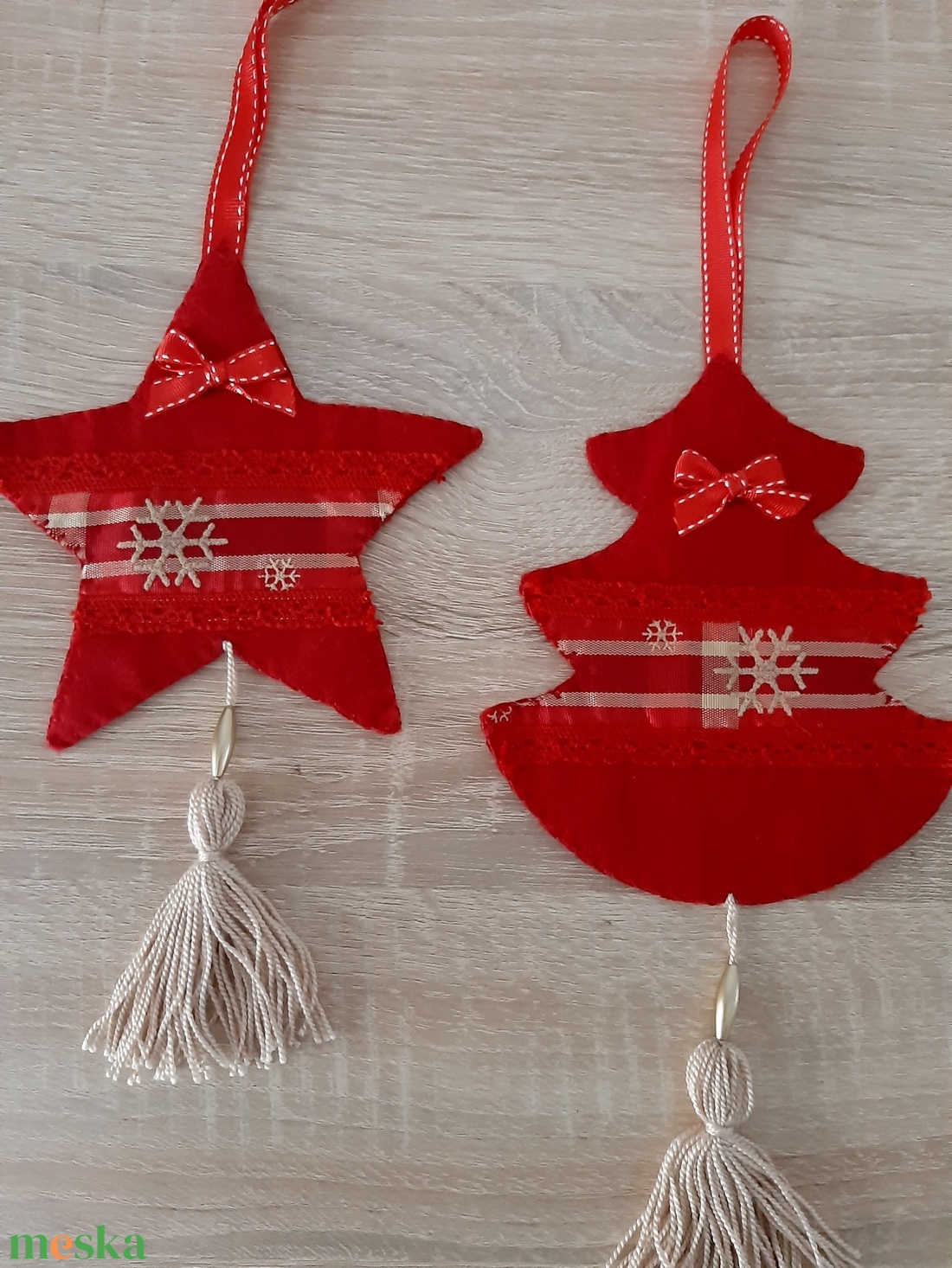 Filc téli duó - piros és világosbarna színvilágban, hópelyhekkel - karácsony - karácsonyi lakásdekoráció - karácsonyfadíszek - Meska.hu