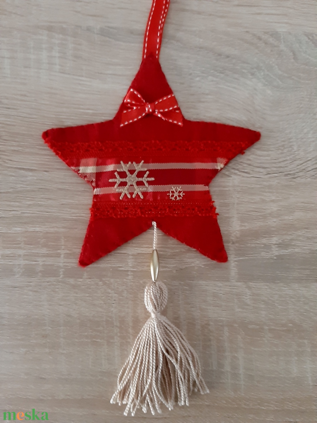 Filc téli duó - piros és világosbarna színvilágban, hópelyhekkel - karácsony - karácsonyi lakásdekoráció - karácsonyfadíszek - Meska.hu