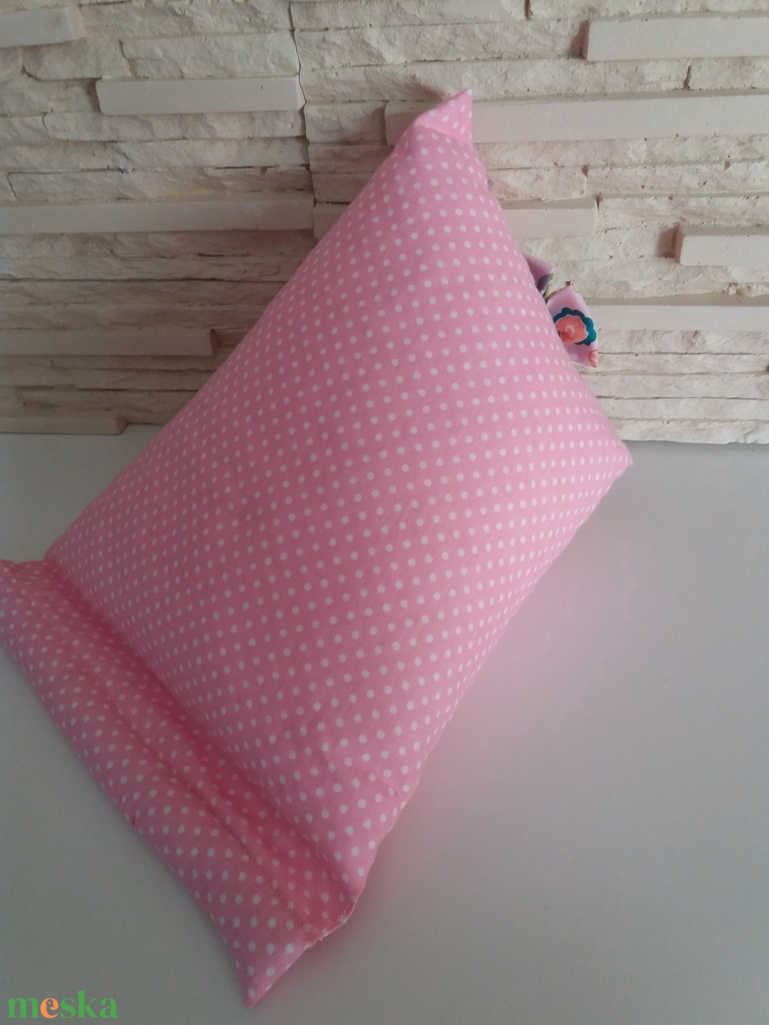 Tablet, telefon és kütyütartó párna - rózsaszín, pöttyös - otthon & életmód - tárolás & rendszerezés - íróasztali tároló - Meska.hu