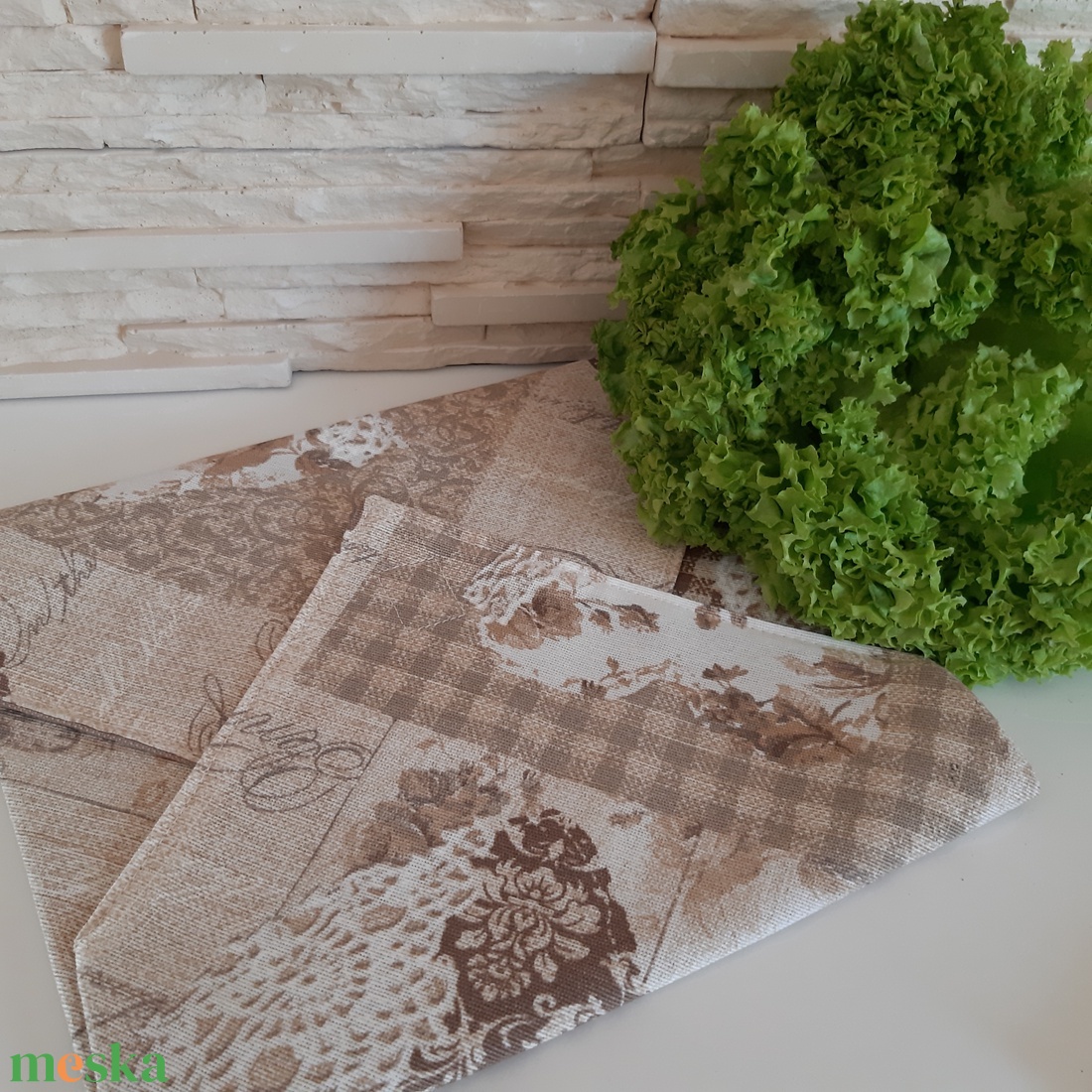 Újraszalvéta tépőzárral, romantikus mintával barna színárnyalatban - otthon & életmód - konyhafelszerelés, tálalás - konyhai textil - szalvéta - Meska.hu