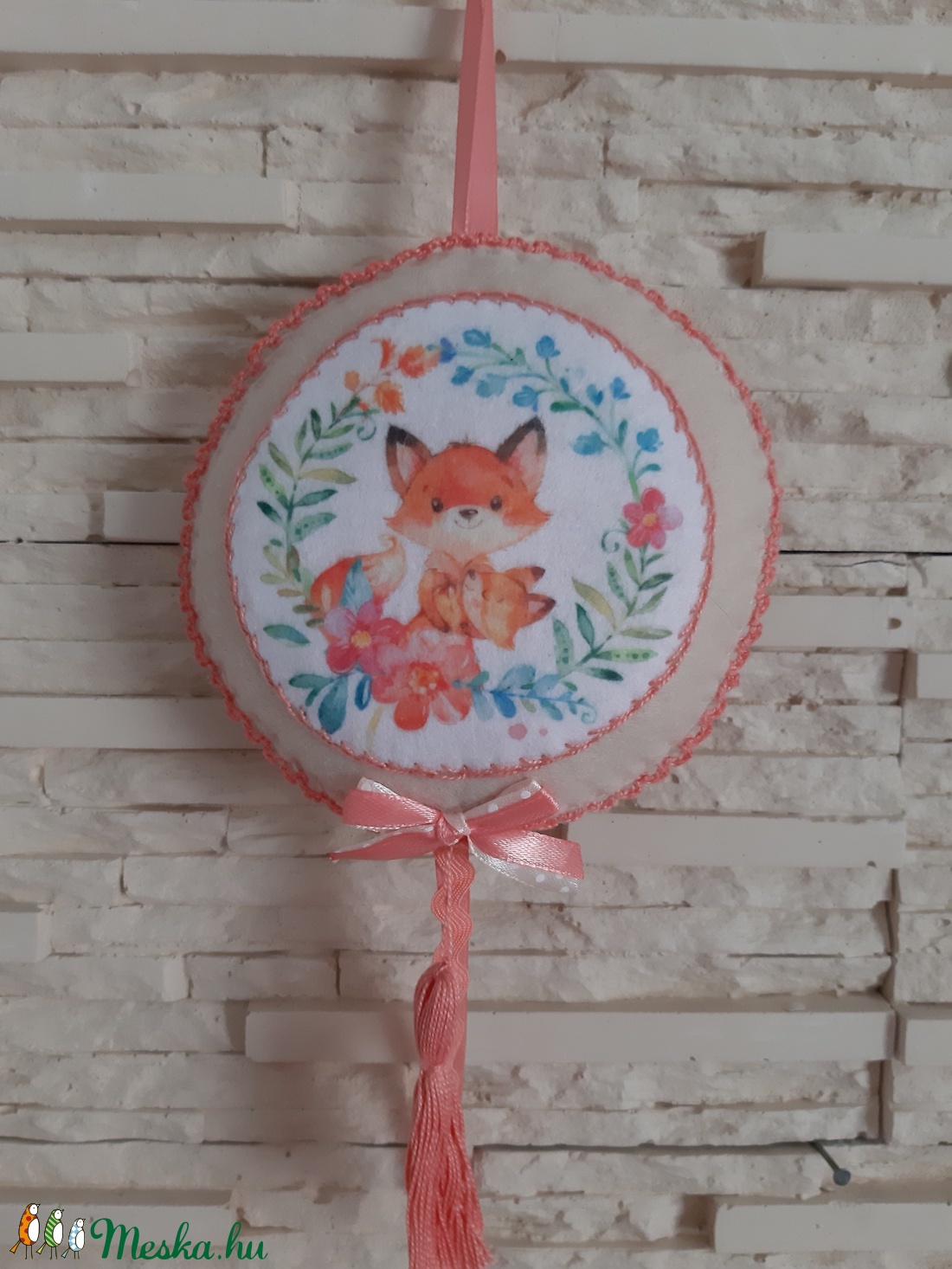 Puha filc dekoráció - róka mama kisrókával, barack színvilágban - otthon & életmód - dekoráció - fali és függő dekoráció - falra akasztható dekor - Meska.hu Puha filc dekoráció - róka mama kisrókával, barack színvilágban - otthon & életmód - dekoráció - fali és függő dekoráció - falra akasztható dekor - Meska.hu