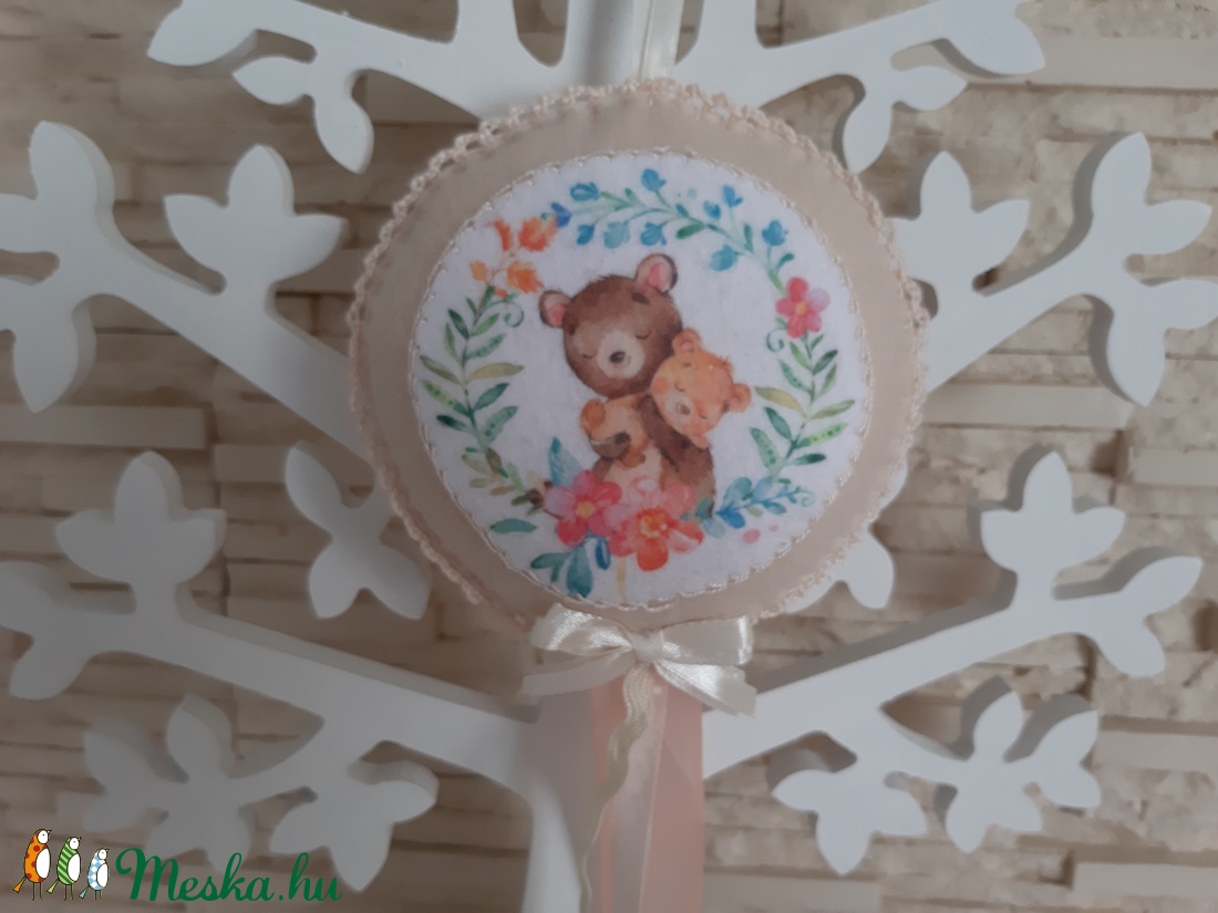 Puha filc dekoráció - maci mama kismackóval, bézs színvilágban - otthon & életmód - dekoráció - fali és függő dekoráció - falra akasztható dekor - Meska.hu Puha filc dekoráció - maci mama kismackóval, bézs színvilágban - otthon & életmód - dekoráció - fali és függő dekoráció - falra akasztható dekor - Meska.hu