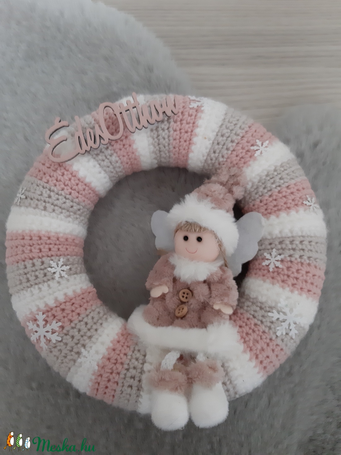 Téli, horgolt kopogtató pasztell színekben - rózsaszín, angyalkás - otthon & életmód - dekoráció - ajtó- és ablak dekoráció - ajtódísz & kopogtató - Meska.hu