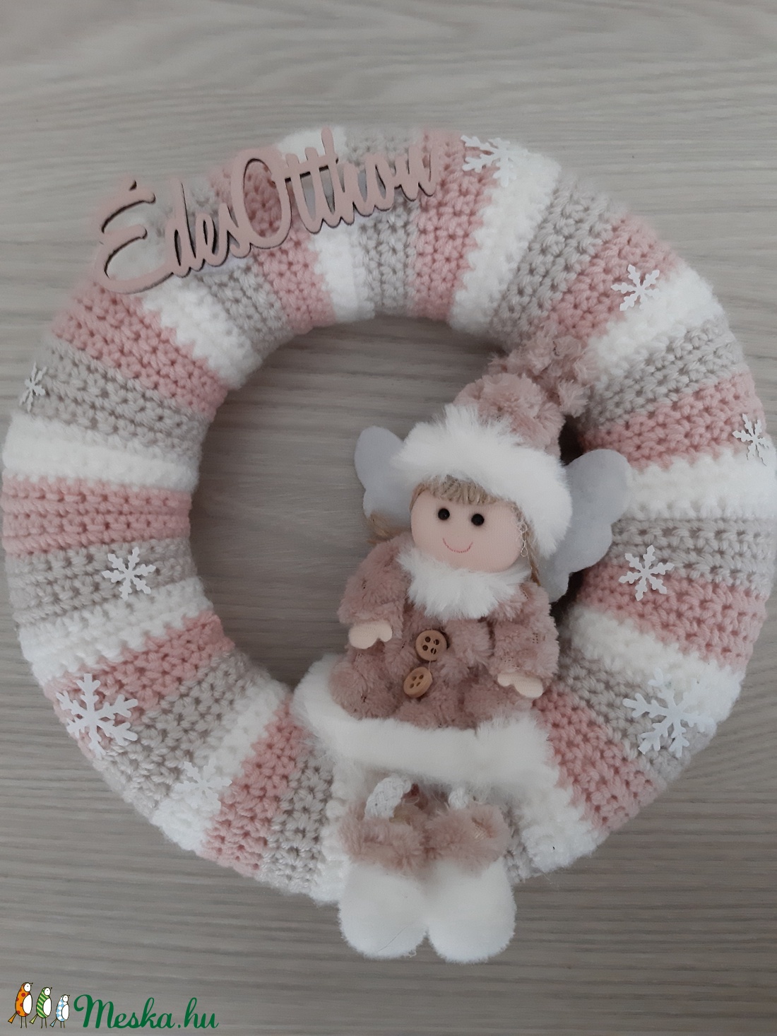 Téli, horgolt kopogtató pasztell színekben - rózsaszín, angyalkás - otthon & életmód - dekoráció - ajtó- és ablak dekoráció - ajtódísz & kopogtató - Meska.hu