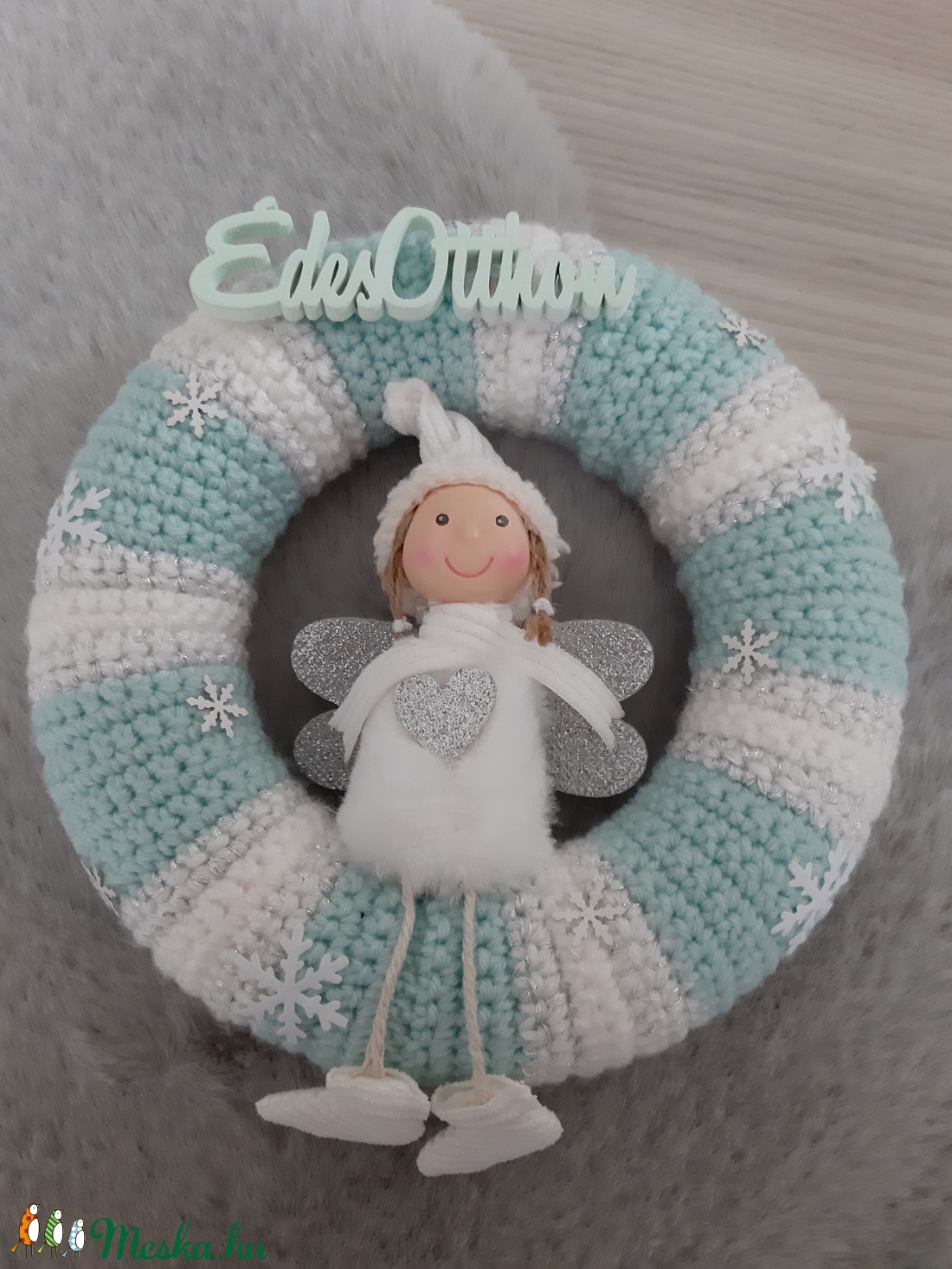 Téli, horgolt kopogtató pasztell színekben - angyalka menta és ezüst színvilágban - otthon & életmód - dekoráció - ajtó- és ablak dekoráció - ajtódísz & kopogtató - Meska.hu