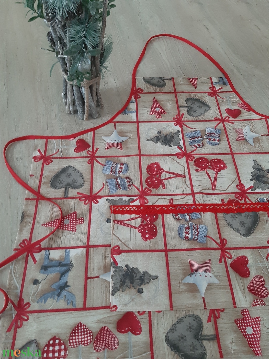 Ünnepi kötény hölgyeknek - szívecskés, natúr és piros színvilágban - otthon & életmód - konyhafelszerelés, tálalás - konyhai textil - kötény - Meska.hu