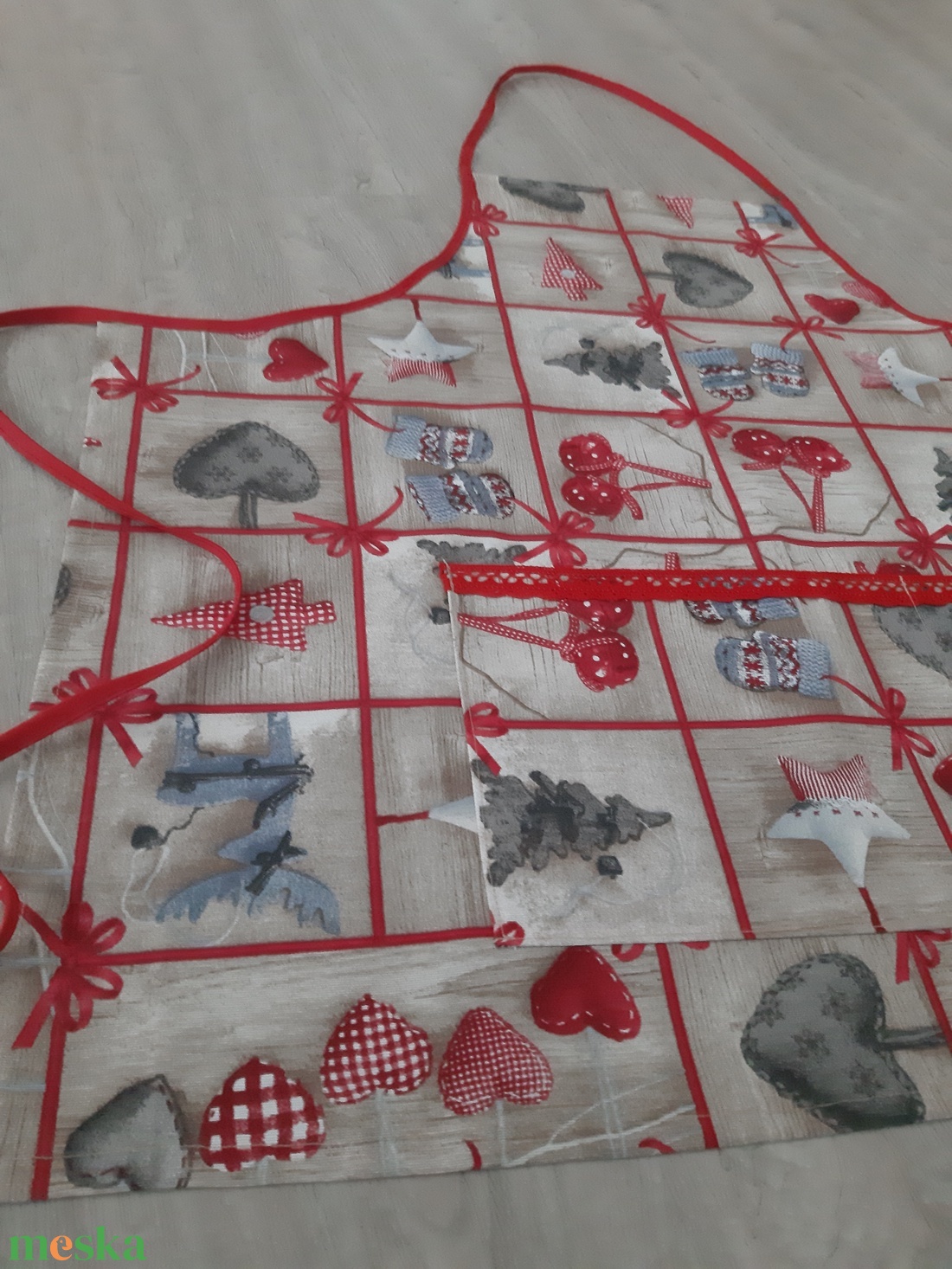 Ünnepi kötény hölgyeknek - szívecskés, natúr és piros színvilágban - otthon & életmód - konyhafelszerelés, tálalás - konyhai textil - kötény - Meska.hu