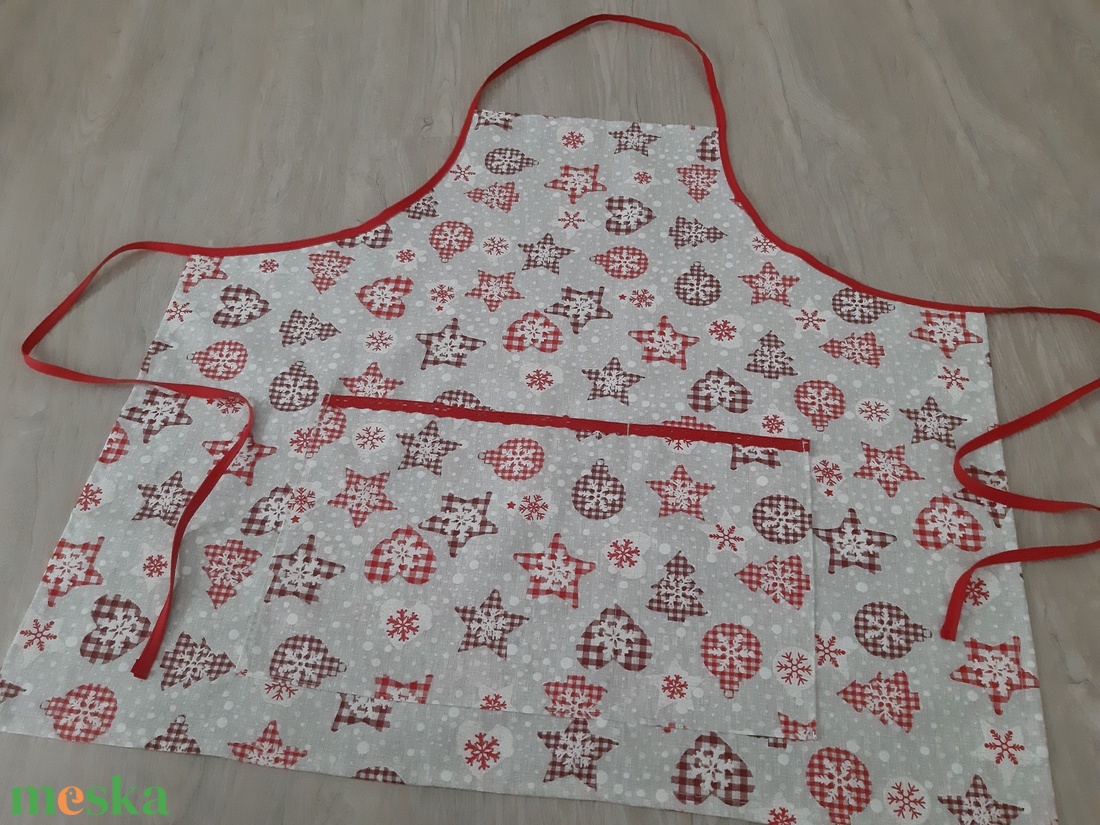 Ünnepi kötény hölgyeknek - havazás, natúr és piros színvilágban - otthon & életmód - konyhafelszerelés, tálalás - konyhai textil - kötény - Meska.hu