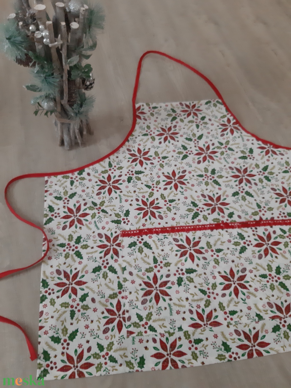 Ünnepi kötény hölgyeknek - mikulásvirág klasszikus ünnepi színvilágban - otthon & életmód - konyhafelszerelés, tálalás - konyhai textil - kötény - Meska.hu