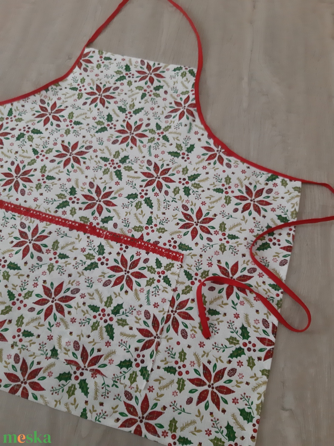 Ünnepi kötény hölgyeknek - mikulásvirág klasszikus ünnepi színvilágban - otthon & életmód - konyhafelszerelés, tálalás - konyhai textil - kötény - Meska.hu