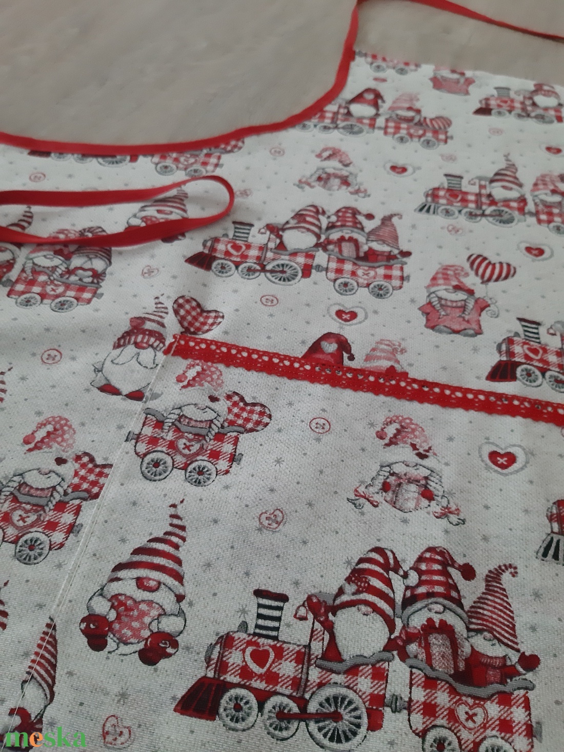 Ünnepi kötény hölgyeknek - vonatozó manók, piros és bézs  színvilágban - otthon & életmód - konyhafelszerelés, tálalás - konyhai textil - kötény - Meska.hu