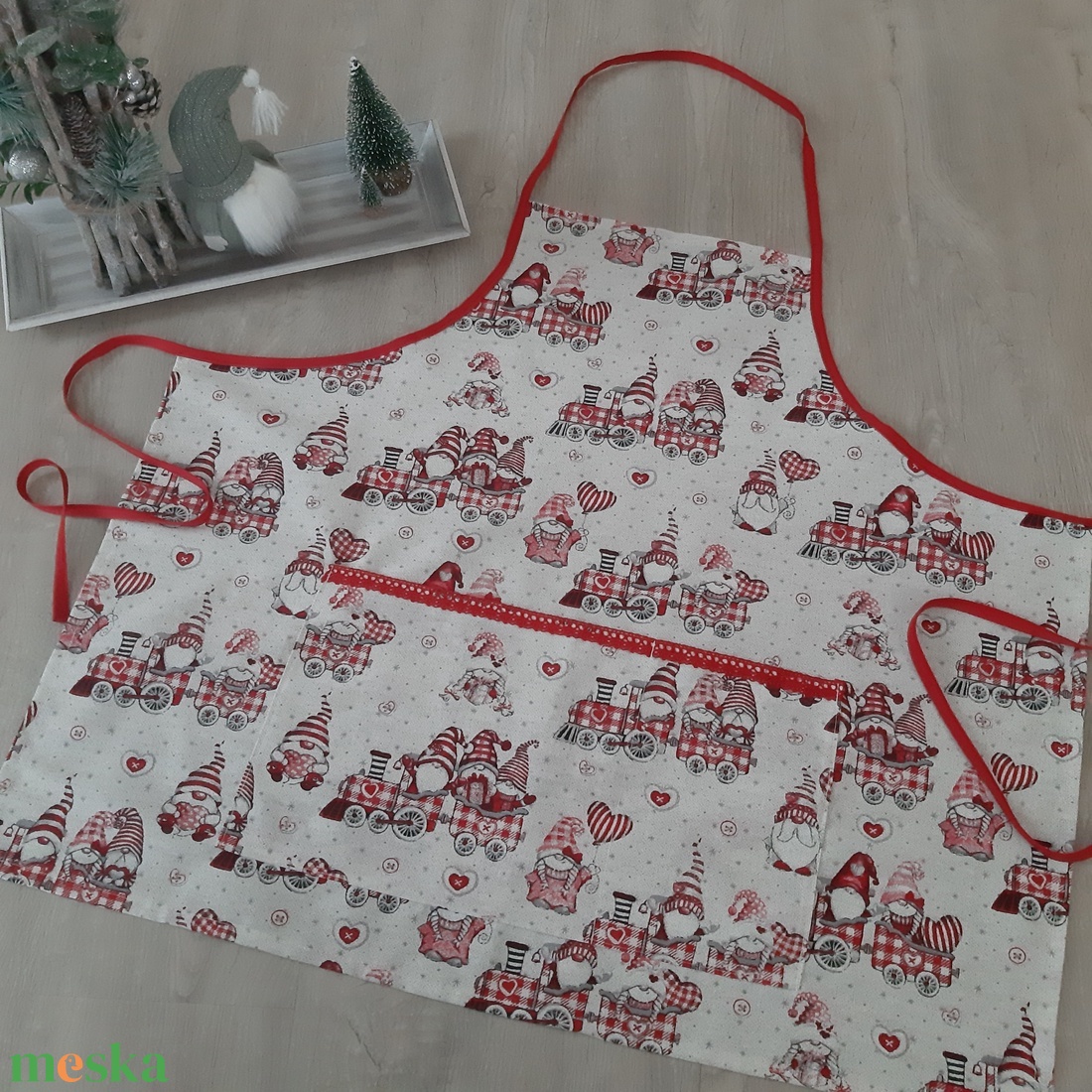 Ünnepi kötény hölgyeknek - vonatozó manók, piros és bézs  színvilágban - otthon & életmód - konyhafelszerelés, tálalás - konyhai textil - kötény - Meska.hu