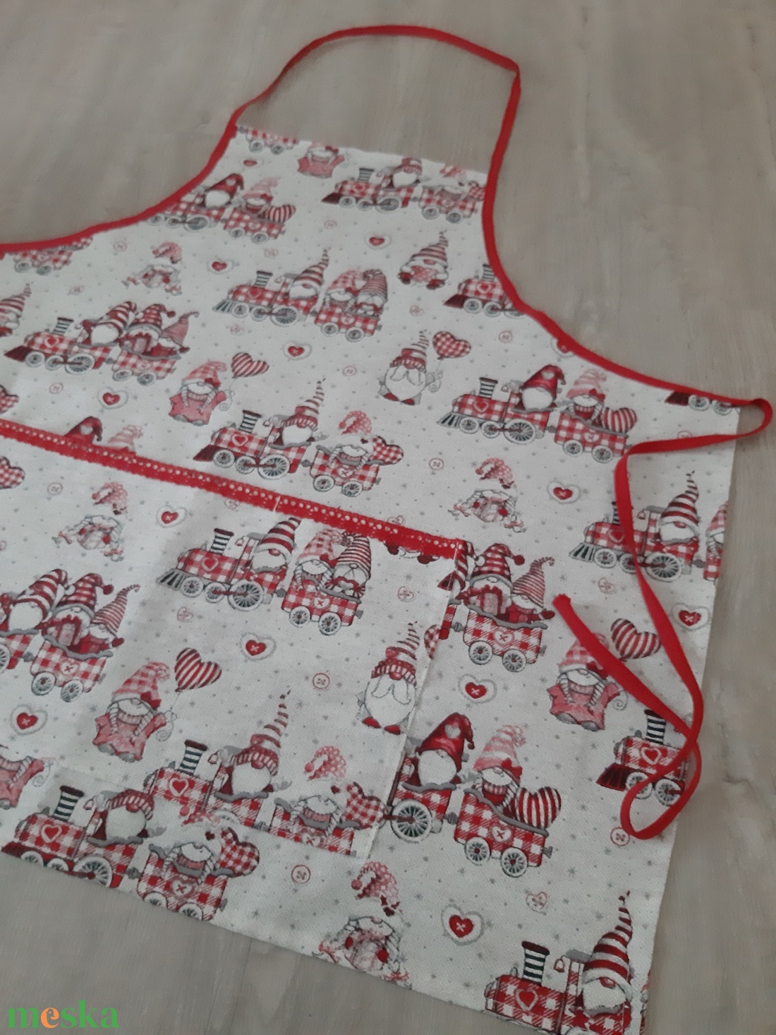 Ünnepi kötény hölgyeknek - vonatozó manók, piros és bézs  színvilágban - otthon & életmód - konyhafelszerelés, tálalás - konyhai textil - kötény - Meska.hu