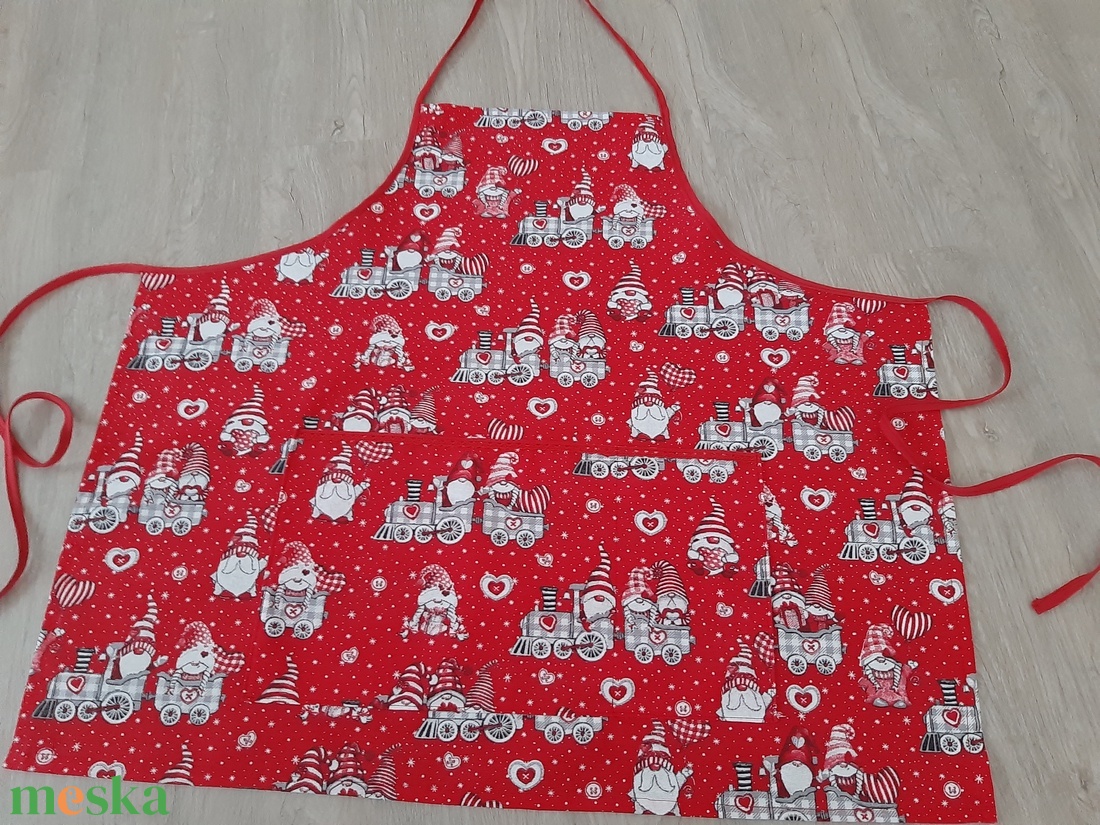 Ünnepi kötény hölgyeknek - vonatozó manók, piros színvilágban - otthon & életmód - konyhafelszerelés, tálalás - konyhai textil - kötény - Meska.hu