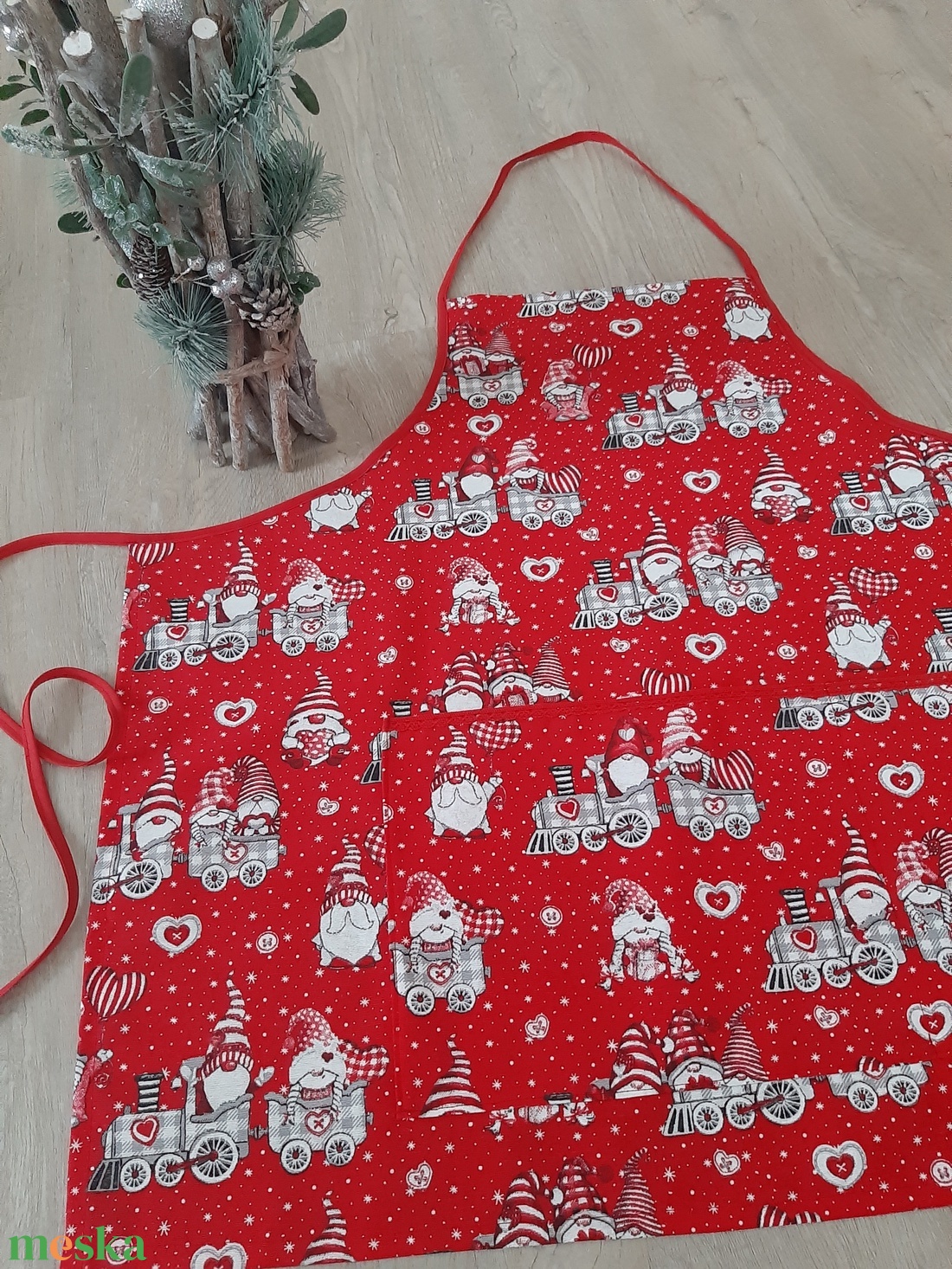 Ünnepi kötény hölgyeknek - vonatozó manók, piros színvilágban - otthon & életmód - konyhafelszerelés, tálalás - konyhai textil - kötény - Meska.hu