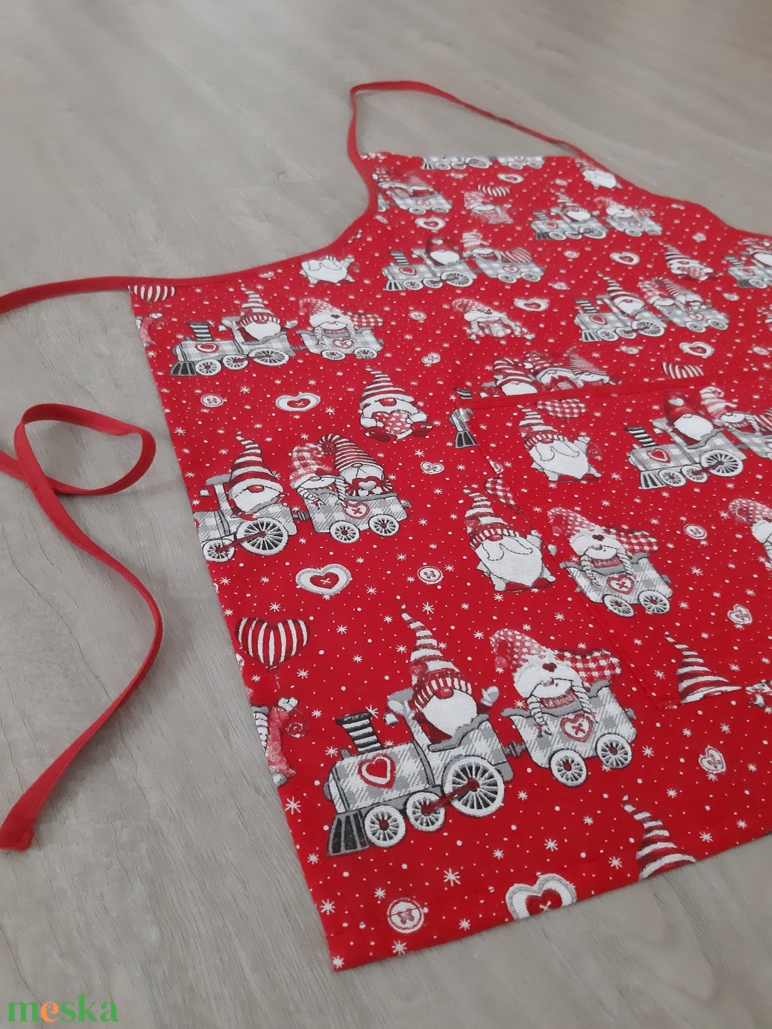 Ünnepi kötény hölgyeknek - vonatozó manók, piros színvilágban - otthon & életmód - konyhafelszerelés, tálalás - konyhai textil - kötény - Meska.hu