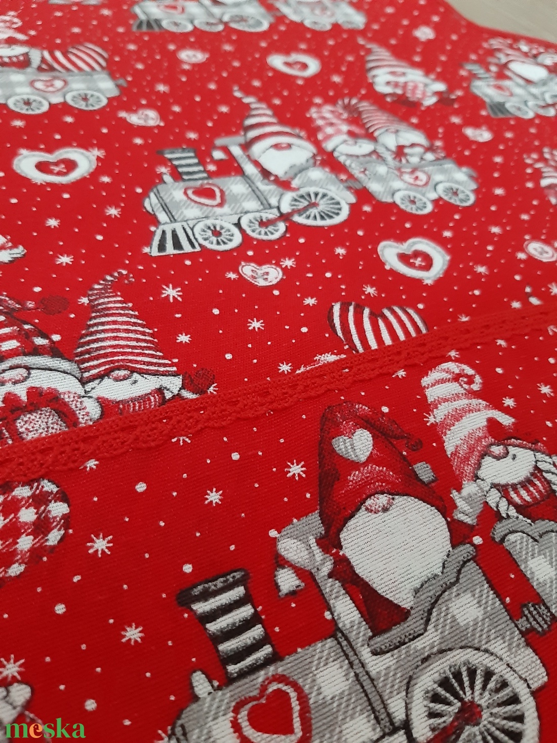 Ünnepi kötény hölgyeknek - vonatozó manók, piros színvilágban - otthon & életmód - konyhafelszerelés, tálalás - konyhai textil - kötény - Meska.hu