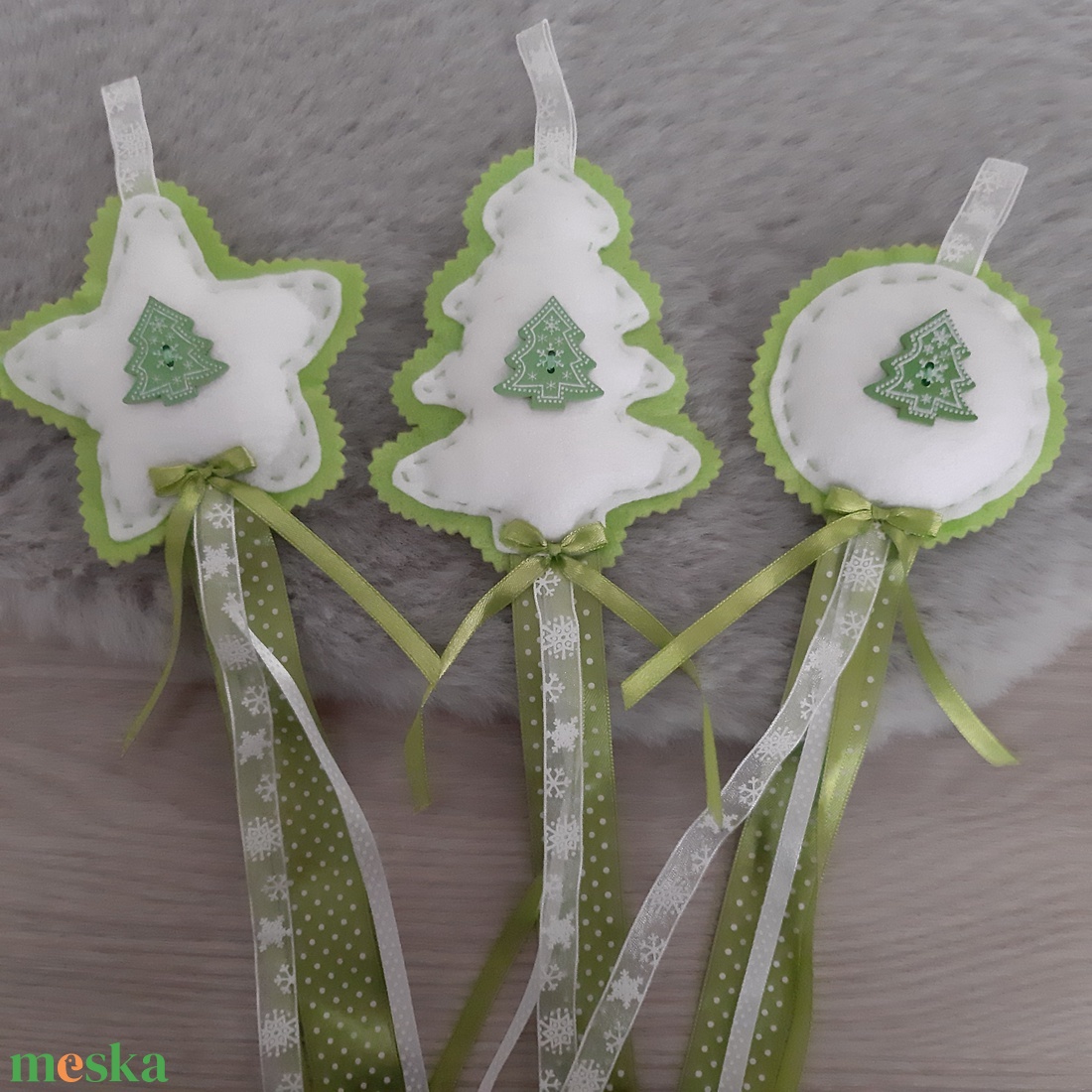 Filc téli trió - világoszöld, fenyőfás szett, hópelyhes szalaggal - karácsony - karácsonyi lakásdekoráció - karácsonyfadíszek - Meska.hu