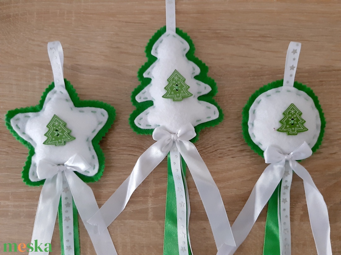 Filc téli trió - zöld, fenyőfás szett, ezüst csillagos szalaggal - karácsony - karácsonyi lakásdekoráció - karácsonyfadíszek - Meska.hu