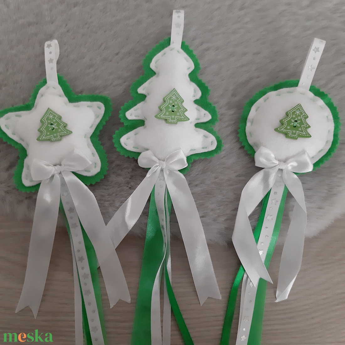 Filc téli trió - zöld, fenyőfás szett, ezüst csillagos szalaggal - karácsony - karácsonyi lakásdekoráció - karácsonyfadíszek - Meska.hu