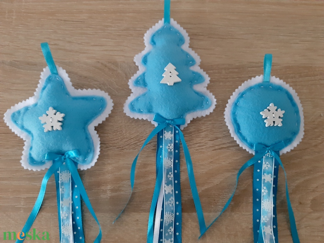Filc téli trió - világoskék, hópelyhes szett, hópelyhes szalaggal - karácsony - karácsonyi lakásdekoráció - karácsonyfadíszek - Meska.hu