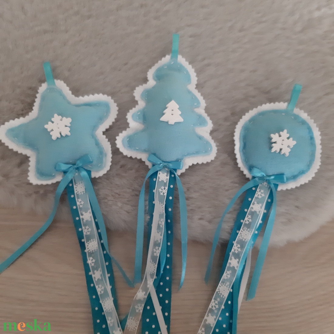 Filc téli trió - világoskék, hópelyhes szett, hópelyhes szalaggal - karácsony - karácsonyi lakásdekoráció - karácsonyfadíszek - Meska.hu