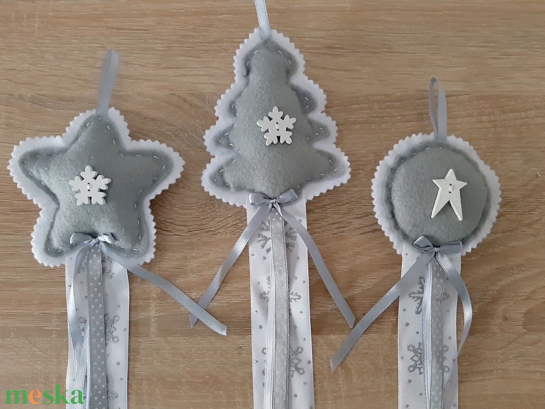 Filc téli trió - szürke, hópelyhes szett, ezüst hópelyhes szalaggal - karácsony - karácsonyi lakásdekoráció - karácsonyfadíszek - Meska.hu
