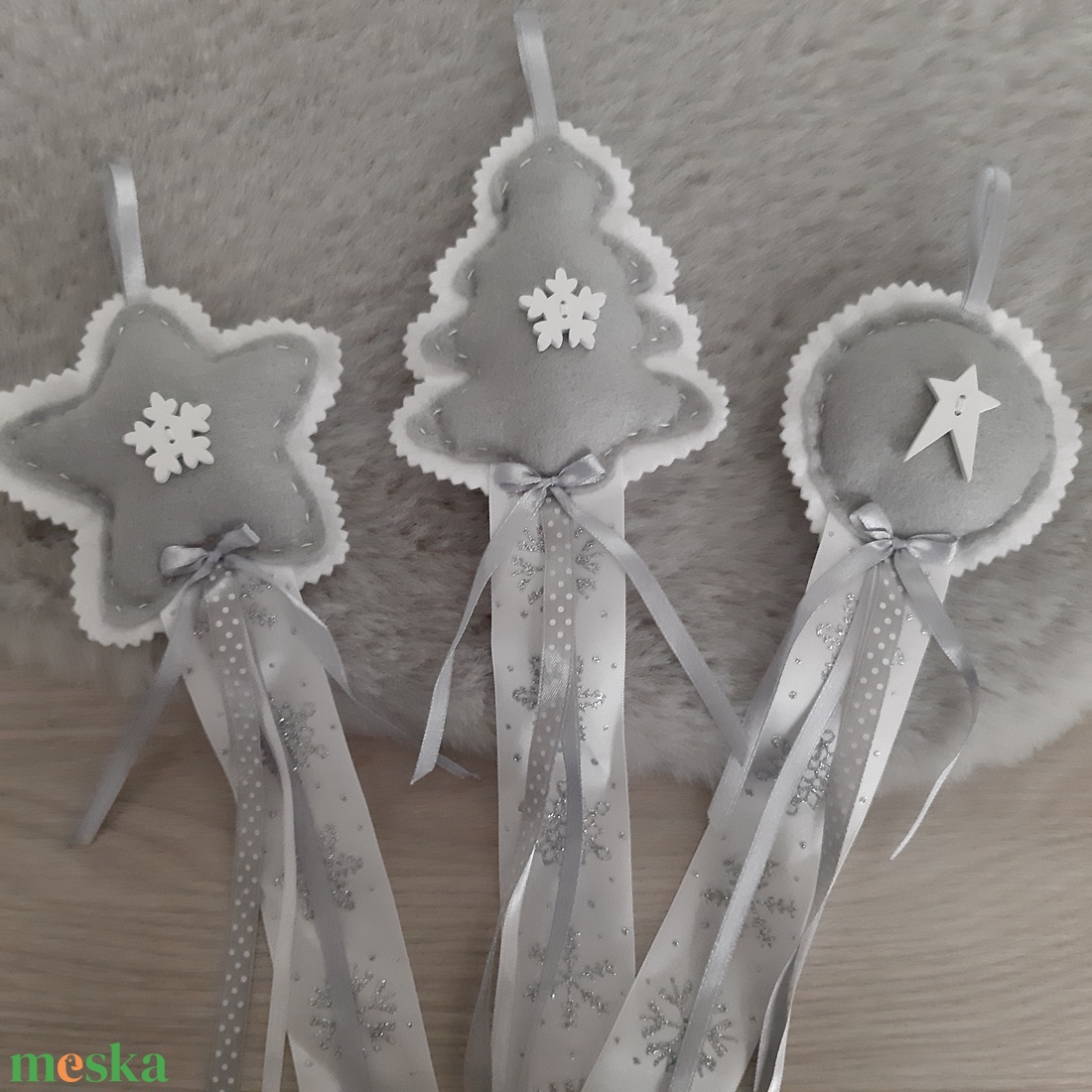 Filc téli trió - szürke, hópelyhes szett, ezüst hópelyhes szalaggal - karácsony - karácsonyi lakásdekoráció - karácsonyfadíszek - Meska.hu