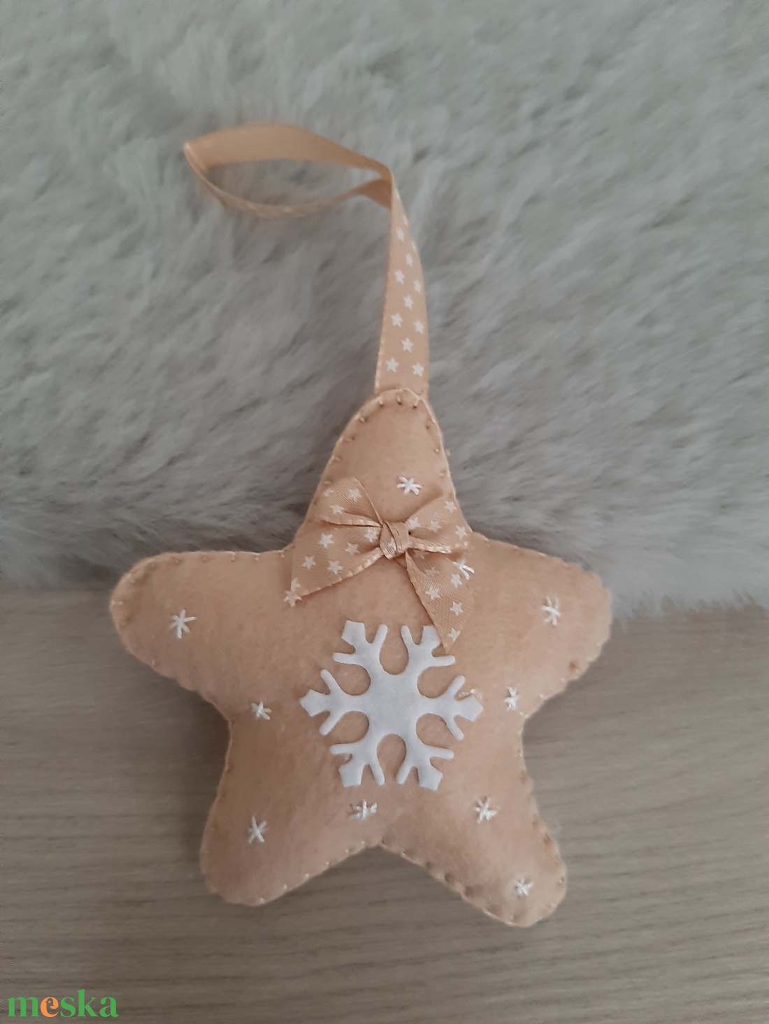 Filc karácsonyfadísz - hópelyhes, bézs csillag - karácsony - karácsonyi lakásdekoráció - karácsonyfadíszek - Meska.hu