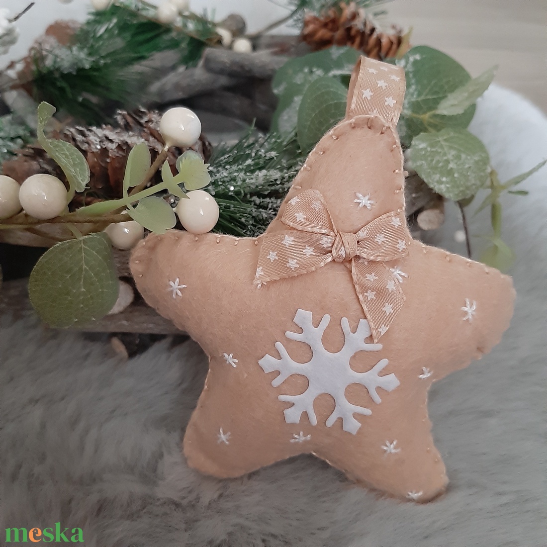 Filc karácsonyfadísz - hópelyhes, bézs csillag - karácsony - karácsonyi lakásdekoráció - karácsonyfadíszek - Meska.hu
