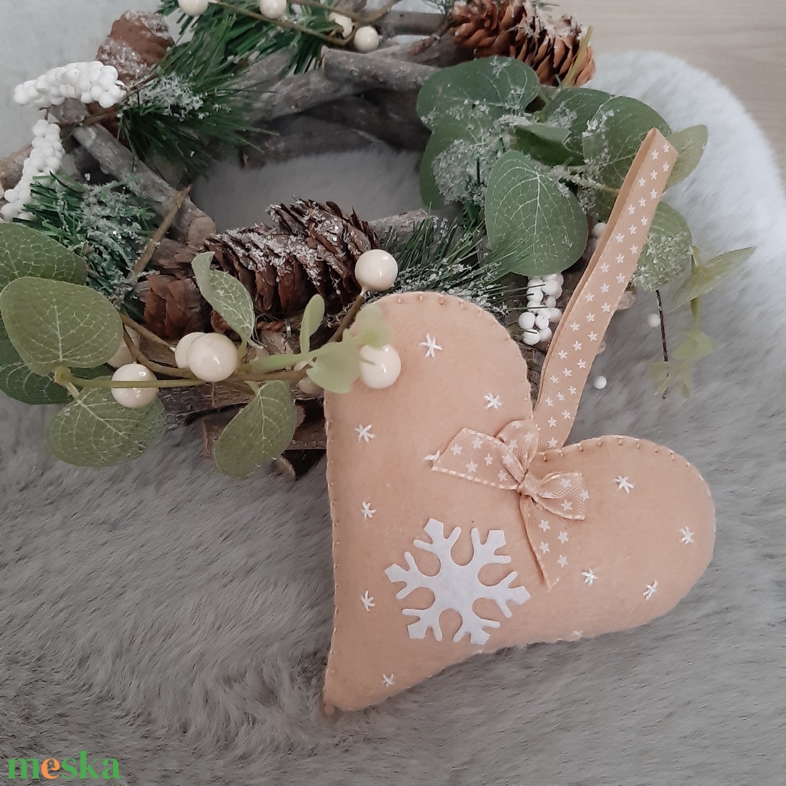 Filc karácsonyfadísz - hópelyhes, bézs szívecske - karácsony - karácsonyi lakásdekoráció - karácsonyfadíszek - Meska.hu