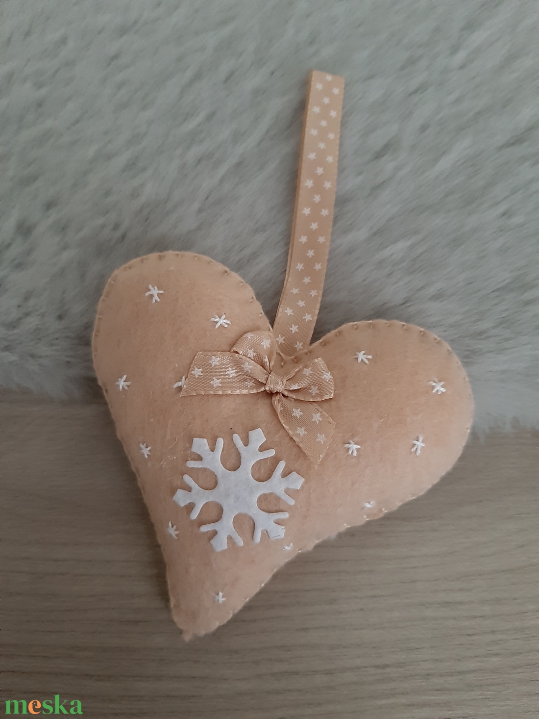 Filc karácsonyfadísz - hópelyhes, bézs szívecske - karácsony - karácsonyi lakásdekoráció - karácsonyfadíszek - Meska.hu