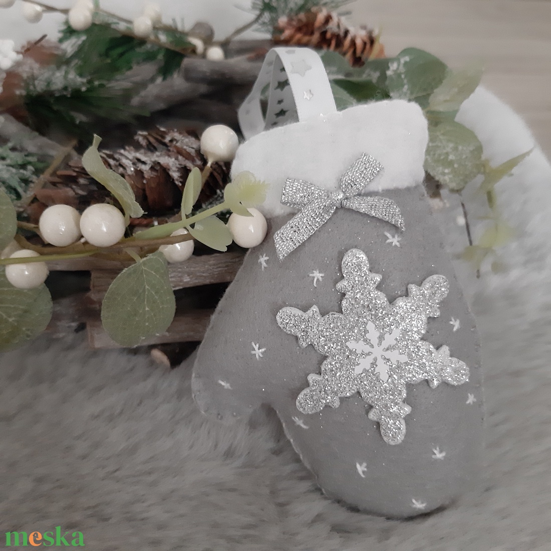 Filc karácsonyfadísz - hópelyhes, szürke kesztyű - karácsony - karácsonyi lakásdekoráció - karácsonyfadíszek - Meska.hu